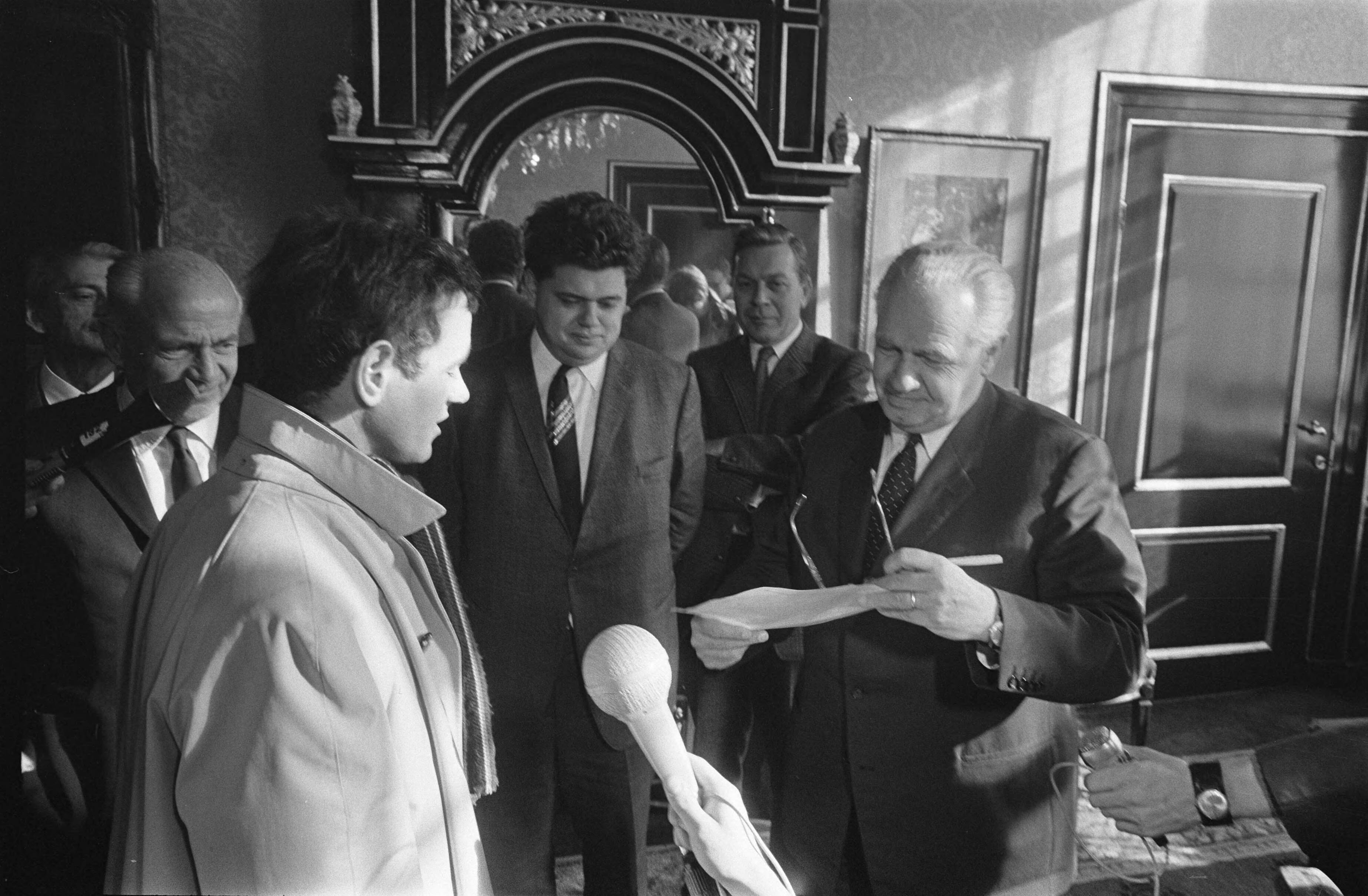 Fotocollectie Anefo — Dienstplichtige militairen demonstreren met borden voor meer salaris Den Haag . Demonstranten — Foto: Evers, Joost / Anefo. Licentie: Set B: Rechtenvrij / Publiek Domein. Bron: Nationaal Archief. http://hdl.handle.net/10648/ab7f3ab0-d0b4-102d-bcf8-003048976d84