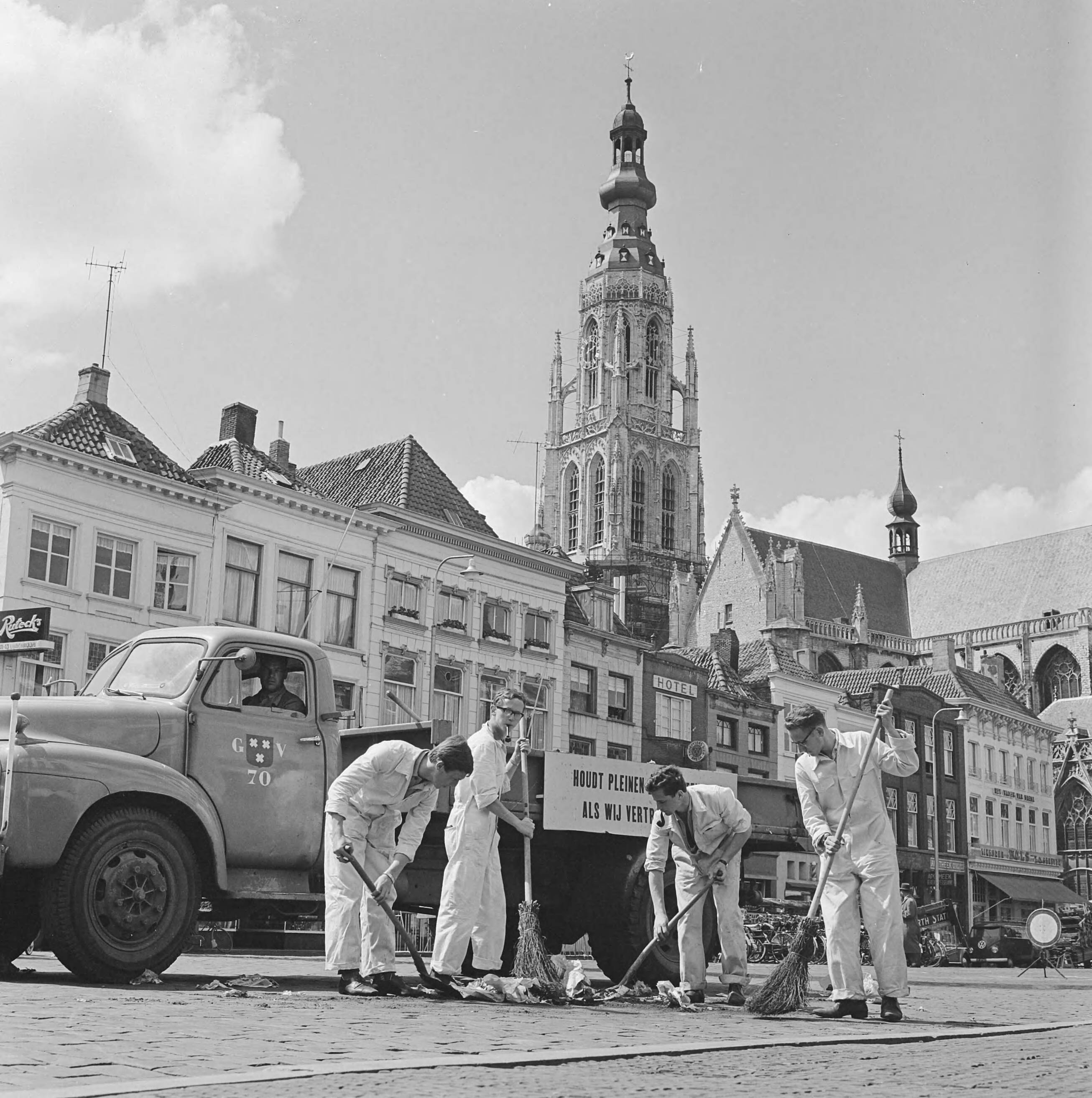 Fotocollectie Anefo — Bredase jeugd als straatveger (vakantiebaantje) — Foto: Koch, Eric / Anefo. Licentie: Set B: Rechtenvrij / Publiek Domein. Bron: Nationaal Archief. http://hdl.handle.net/10648/aa0d0f2c-d0b4-102d-bcf8-003048976d84