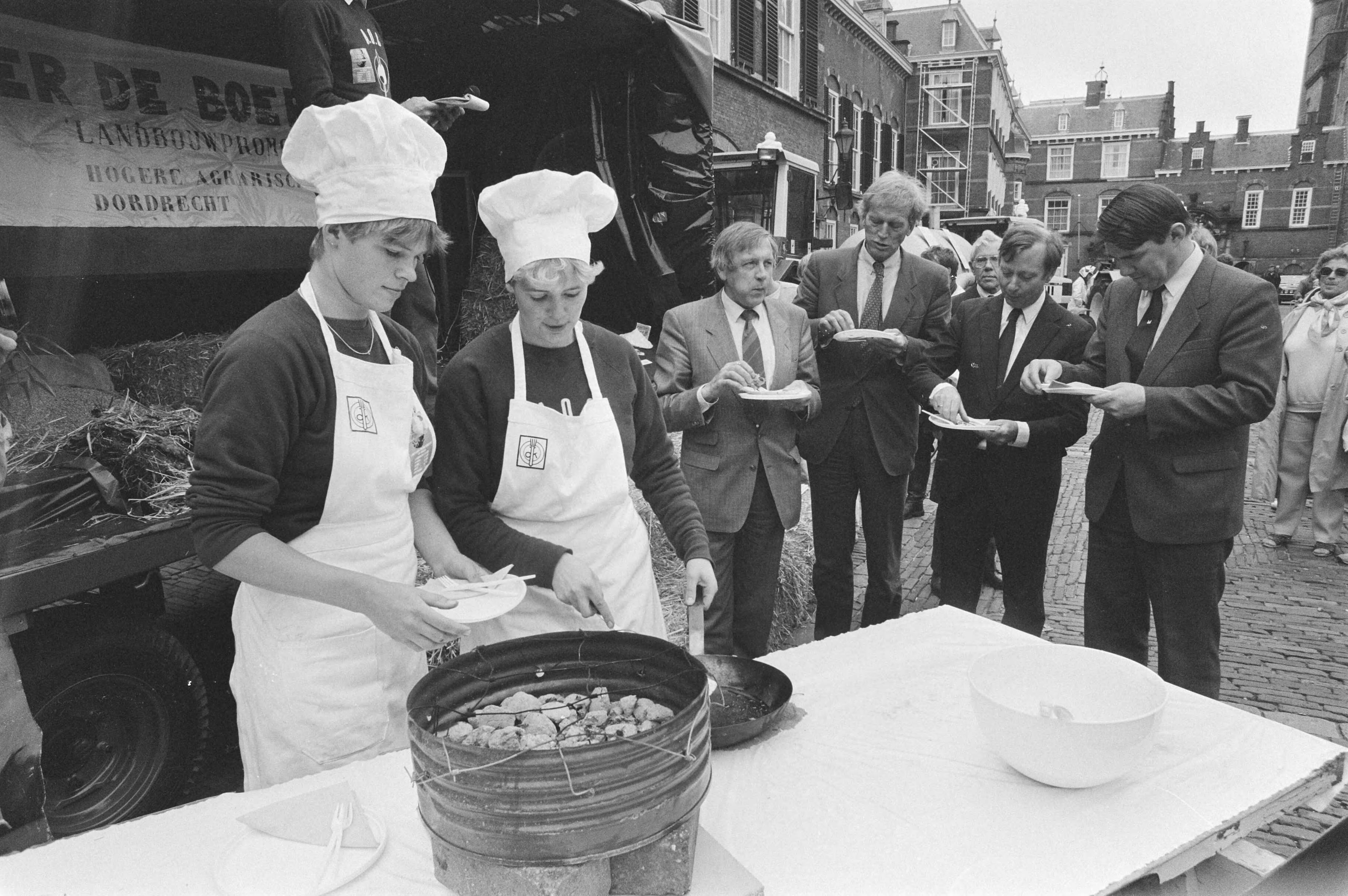 Fotocollectie Anefo — "Toer de Boer": studenten bieden in Den Haag pannekoeken van landbouwoverschotten aan ; van Noort, Ysma (D66), van Hek (PvdA) — Foto: Bogaerts, Rob / Anefo. Licentie: Set B: Rechtenvrij / Publiek Domein. Bron: Nationaal Archief. http://hdl.handle.net/10648/ad540b04-d0b4-102d-bcf8-003048976d84