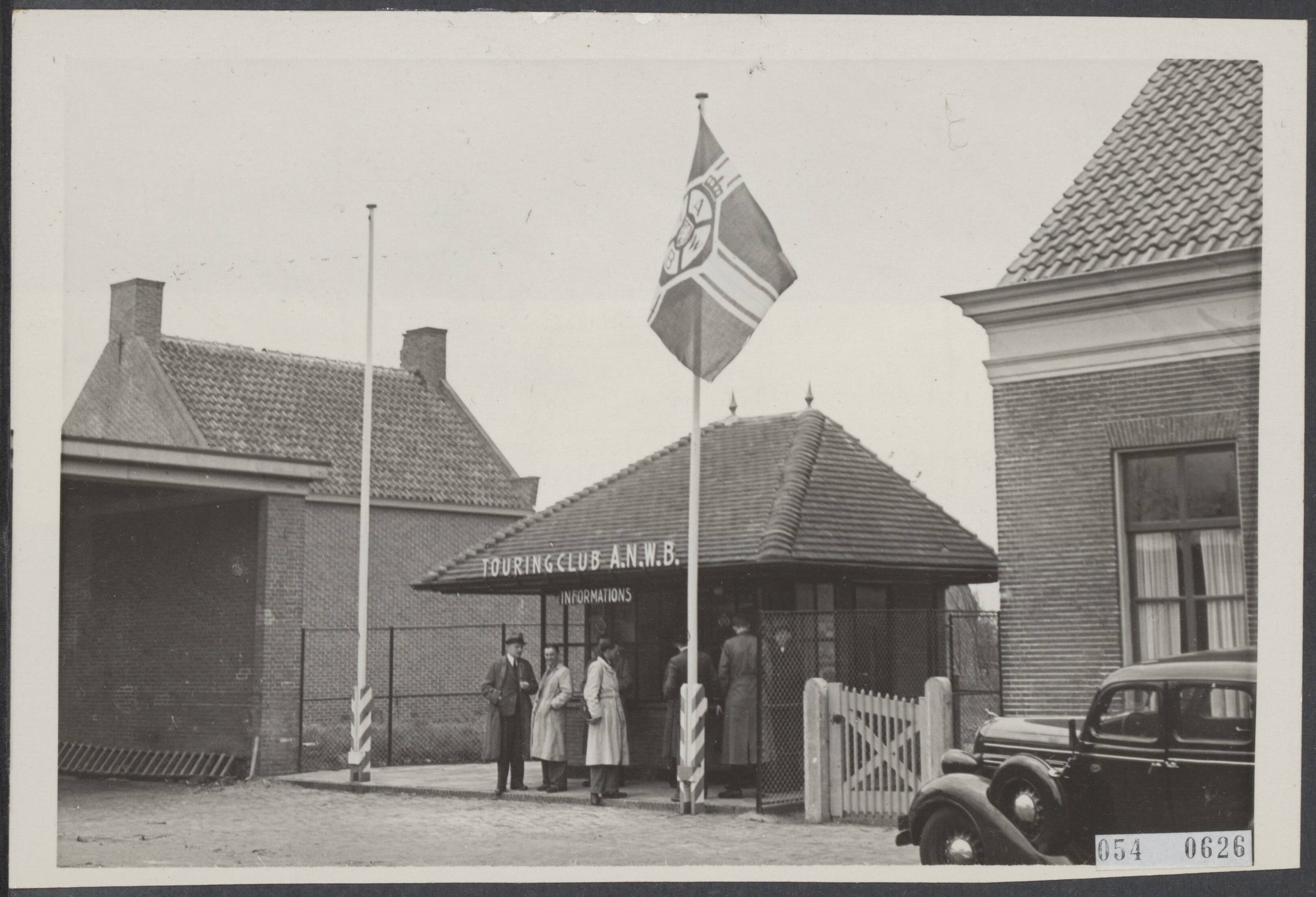 Fotocollectie Elsevier Binnenland — De eerste ANWB grenskiosk is te Wernhout weer opengesteld; een belangrijke stap in de richting van het normale toeristenverkeer. Het enige wat nu nog ontbreekt zijn de deviezen — Foto: ANP / RVD of rechtenvrij. Licentie: Set B: Rechtenvrij / Publiek Domein. Bron: Nationaal Archief. http://hdl.handle.net/10648/ae07a466-d0b4-102d-bcf8-003048976d84