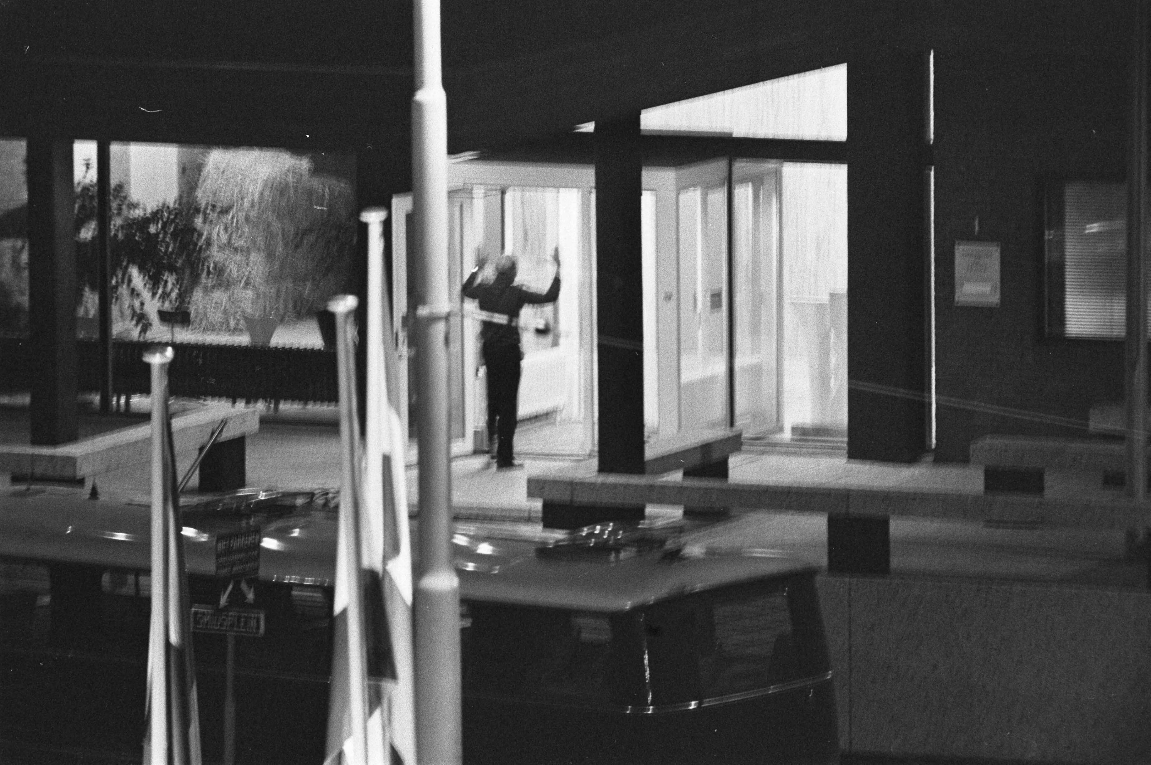 Fotocollectie Anefo — Gijzelingsdrama Den Haag ; een der gijzelaars staat met handen omhoog in de hal van de ambassade, twee gijzelaars worden door terroristen naar de bus — Foto: Peters, Hans / Anefo. Licentie: Set B: Rechtenvrij / Publiek Domein. Bron: Nationaal Archief. http://hdl.handle.net/10648/ac5584c6-d0b4-102d-bcf8-003048976d84