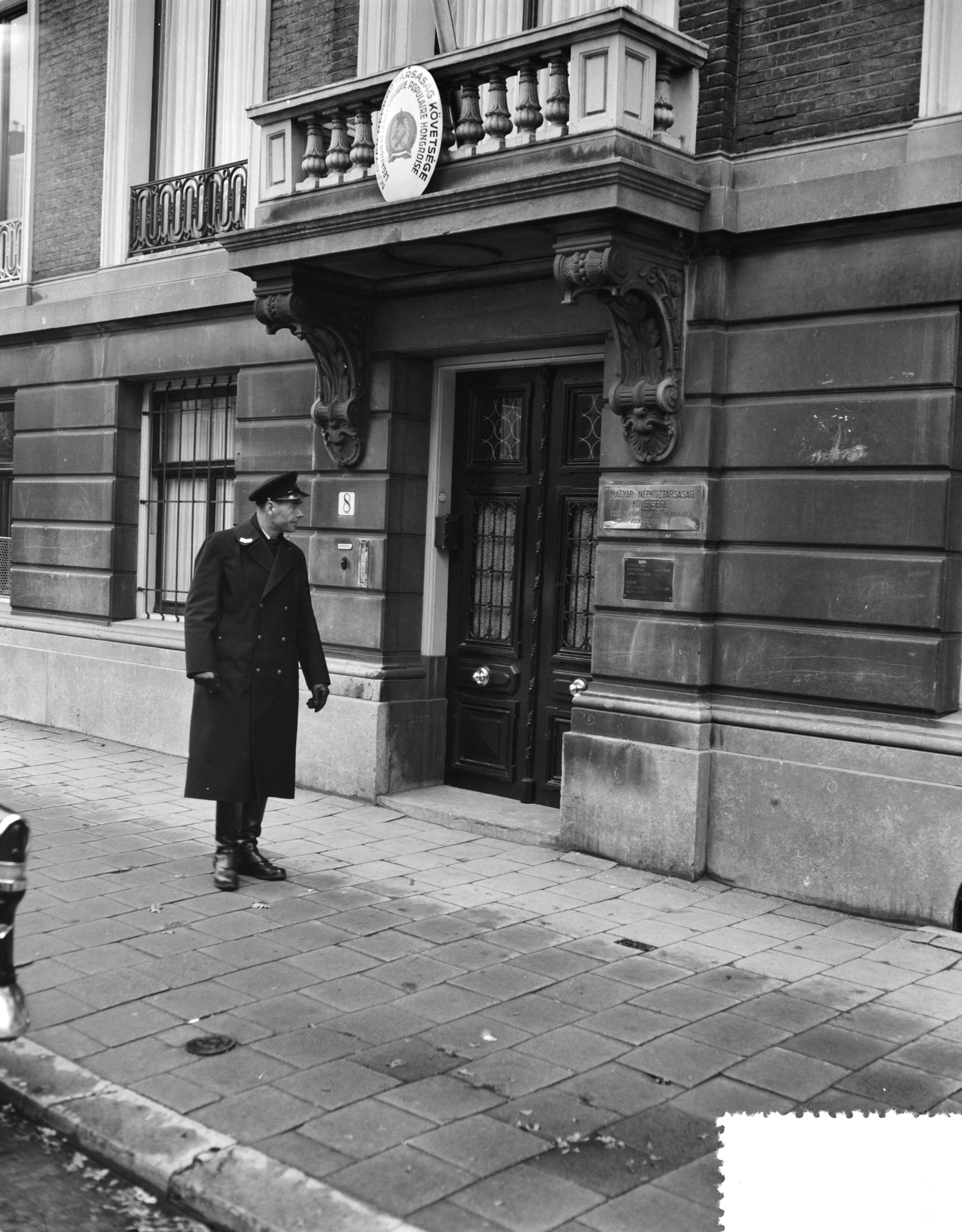 Fotocollectie Anefo — Politieagent bewaakt Hongaarse Legatie te Den Haag — Foto: Rossem, Wim van / Anefo. Licentie: Set B: Rechtenvrij / Publiek Domein. Bron: Nationaal Archief. http://hdl.handle.net/10648/a951d16c-d0b4-102d-bcf8-003048976d84