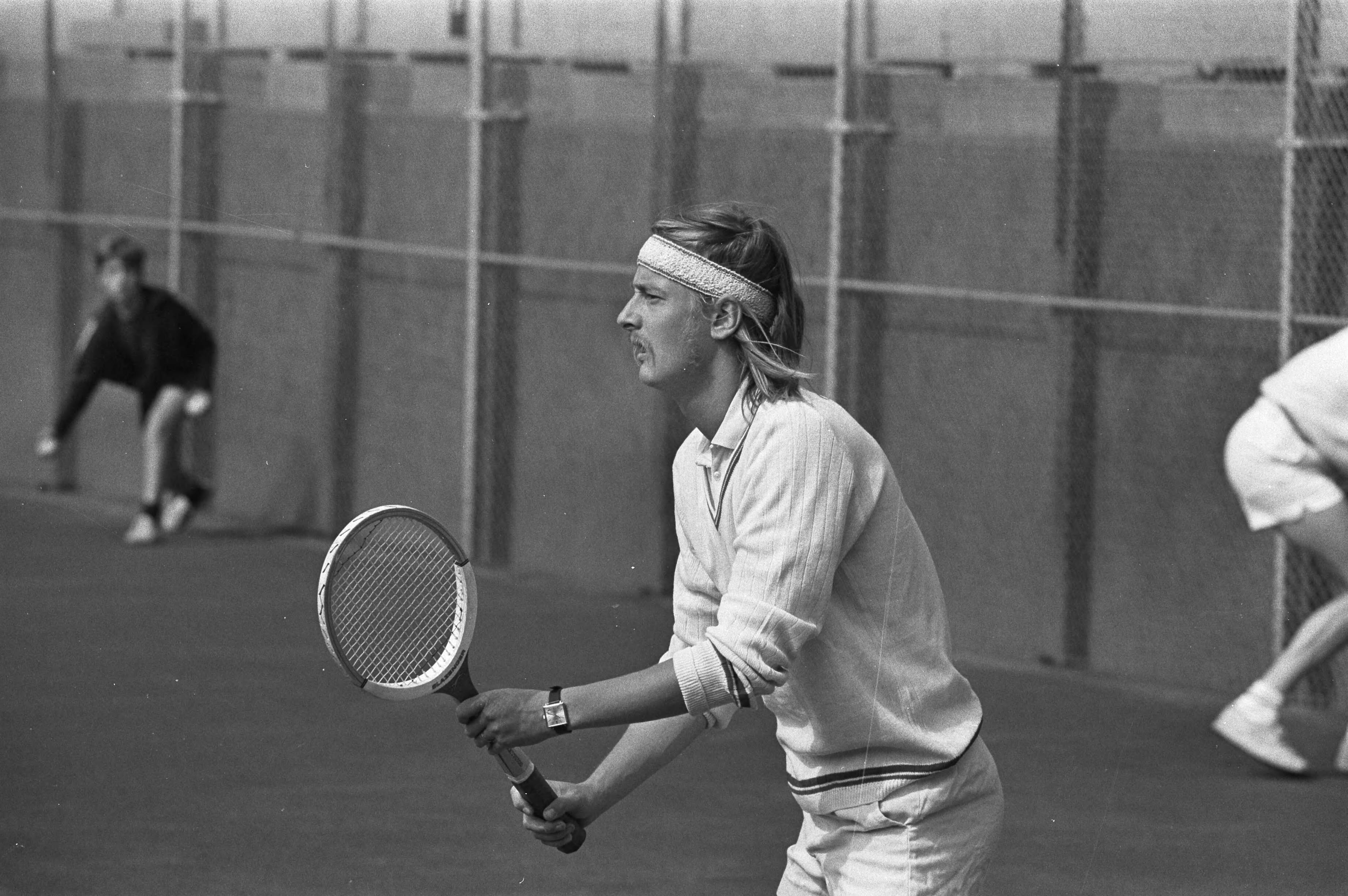 Fotocollectie Anefo — Nationale tenniskampioenschappen Scheveningen — Foto: Evers, Joost / Anefo. Licentie: Set B: Rechtenvrij / Publiek Domein. Bron: Nationaal Archief. http://hdl.handle.net/10648/abc97a6c-d0b4-102d-bcf8-003048976d84