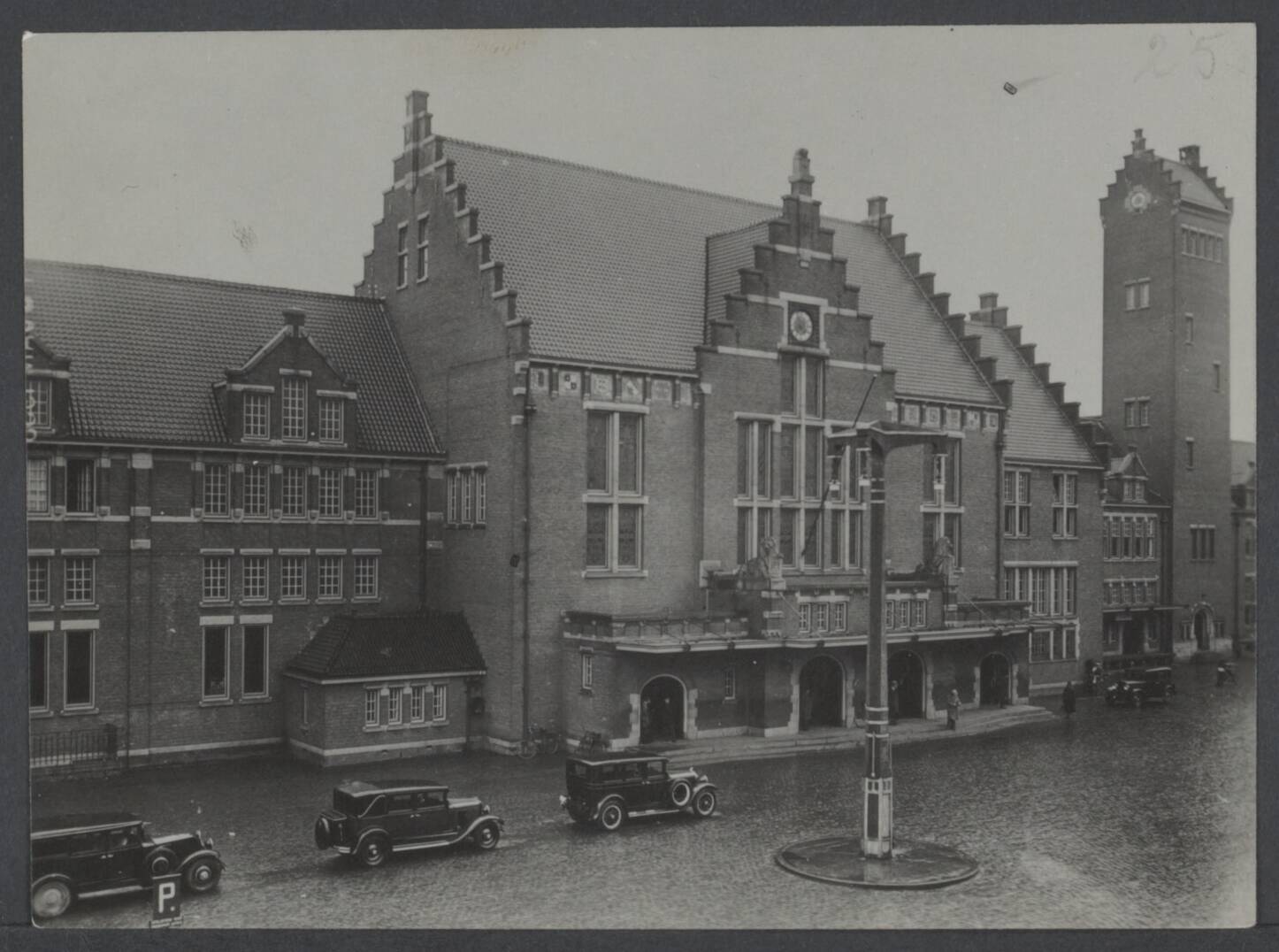 Stationsgebouwen - Nederland — Station Maastricht — Foto: Onbekend / Publiek Domein of Rechtenvrij. Licentie: Set B: Rechtenvrij / Publiek Domein. Bron: Nationaal Archief. http://hdl.handle.net/10648/7354f487-59e6-e611-a62a-4a81fbe43e7f
