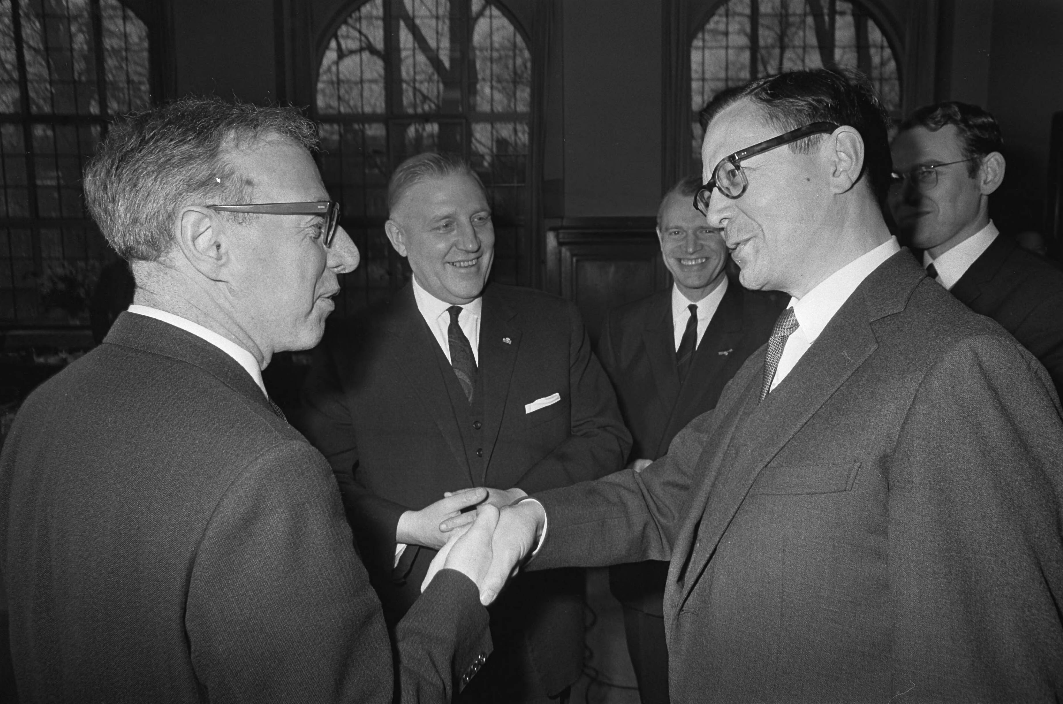 Fotocollectie Anefo — Ministers van Financien van EEG bijeen in Vredespaleis te Den Haag — Foto: Koch, Eric / Anefo. Licentie: Set B: Rechtenvrij / Publiek Domein. Bron: Nationaal Archief. http://hdl.handle.net/10648/ab0c7cdc-d0b4-102d-bcf8-003048976d84