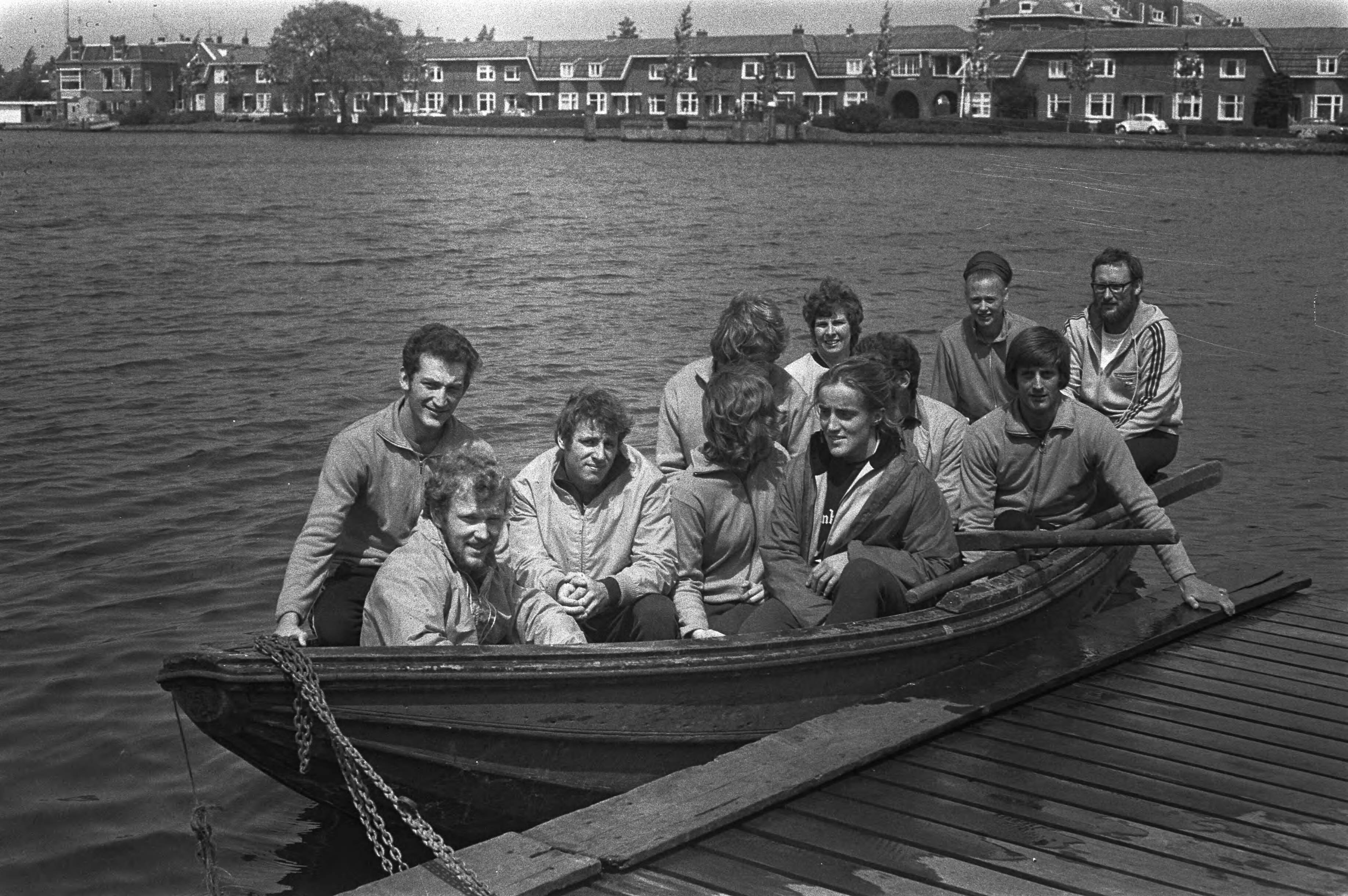 Internationale kanowedstrijden 1972 op de Zaan te Zaanstad — De ploeg die zou gaan deelnemen aan de Olympische Zomerspelen van 1972 bij elkaar — Foto: Fotograaf Onbekend / Anefo. Licentie: Set B: Rechtenvrij / Publiek Domein. Bron: Nationaal Archief. http://hdl.handle.net/10648/abec4a92-d0b4-102d-bcf8-003048976d84