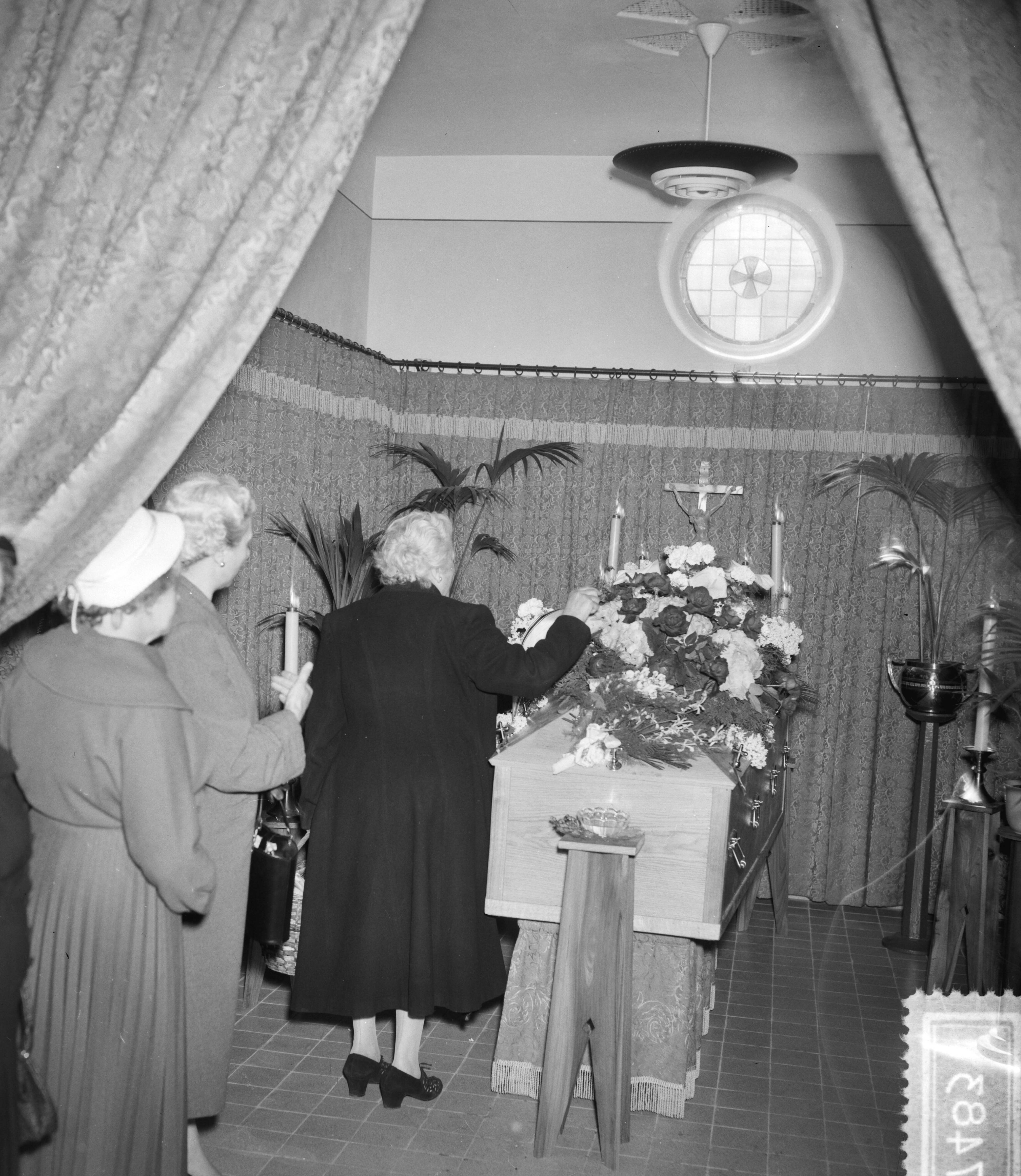 Fotocollectie Anefo — Leon Jungschläger opgebaard in een Chapelle Ardente te Maastricht — Foto: Rossem, Wim van / Anefo. Licentie: Set B: Rechtenvrij / Publiek Domein. Bron: Nationaal Archief. http://hdl.handle.net/10648/a9479c74-d0b4-102d-bcf8-003048976d84