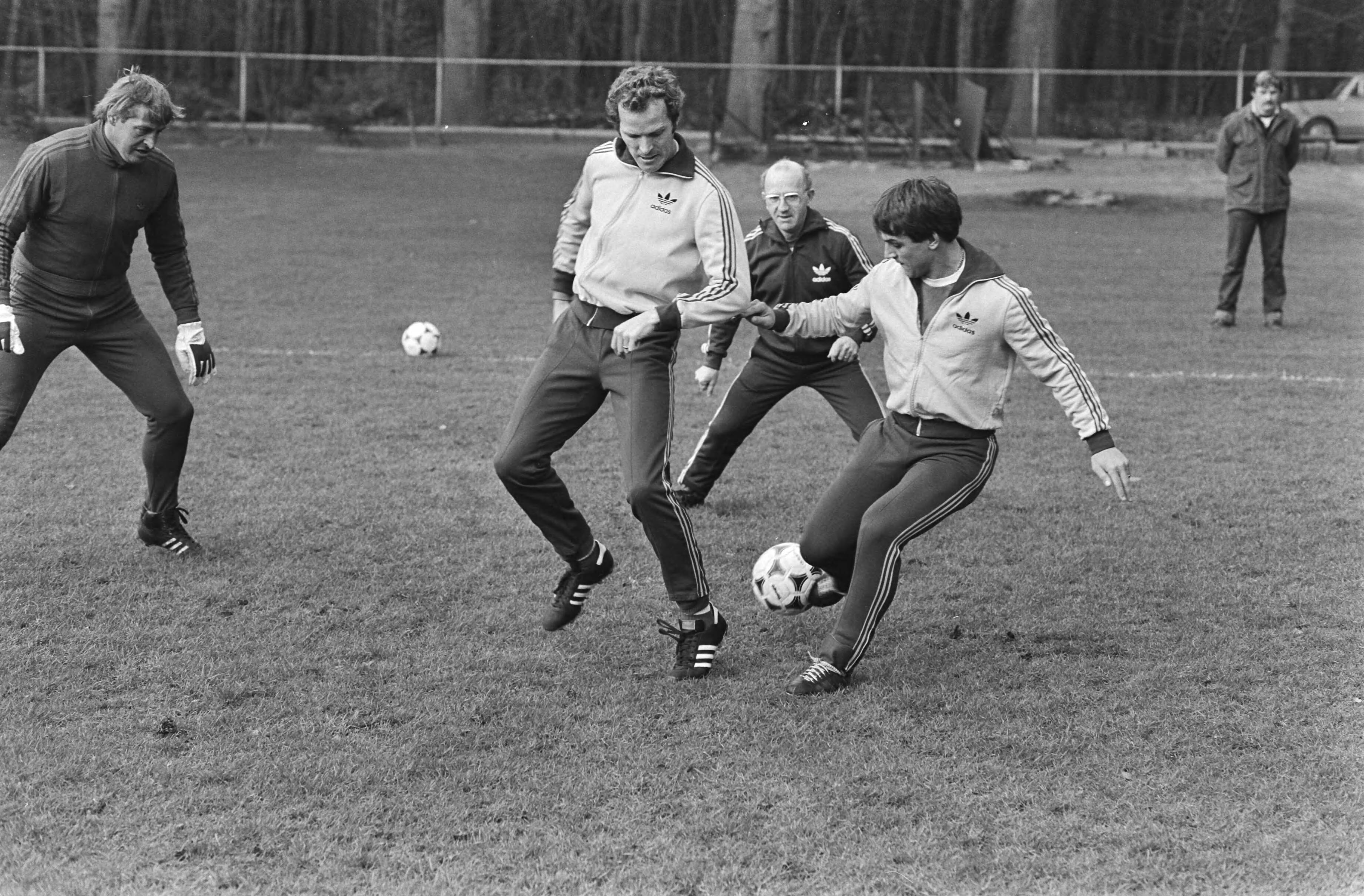 Fotocollectie Anefo — Training Nederlands elftal in Zeist i.v.m. wedstrijd tegen Frankrijk, bondscoach Rijvers (m) kijkt naar Willy van der Kerkhof (l) en Pier Tol tijdens training / — Foto: Antonisse, Marcel / Anefo. Licentie: Set B: Rechtenvrij / Publiek Domein. Bron: Nationaal Archief. http://hdl.handle.net/10648/acf7e37e-d0b4-102d-bcf8-003048976d84