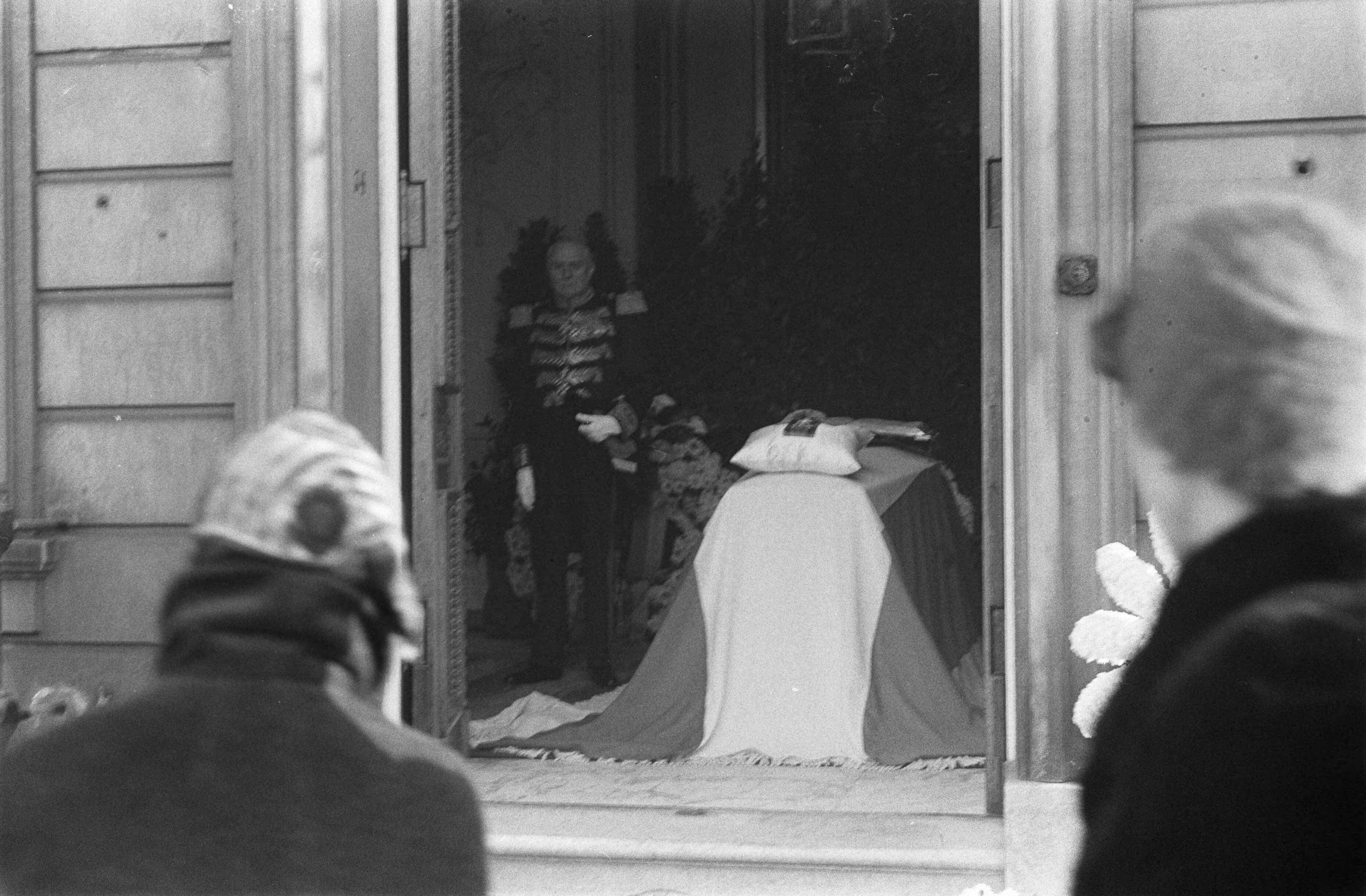 Fotocollectie Anefo — Defilé Lange Voorhout te Den Haag — Foto: Pot, Harry / Anefo. Licentie: Set B: Rechtenvrij / Publiek Domein. Bron: Nationaal Archief. http://hdl.handle.net/10648/aa218ba0-d0b4-102d-bcf8-003048976d84
