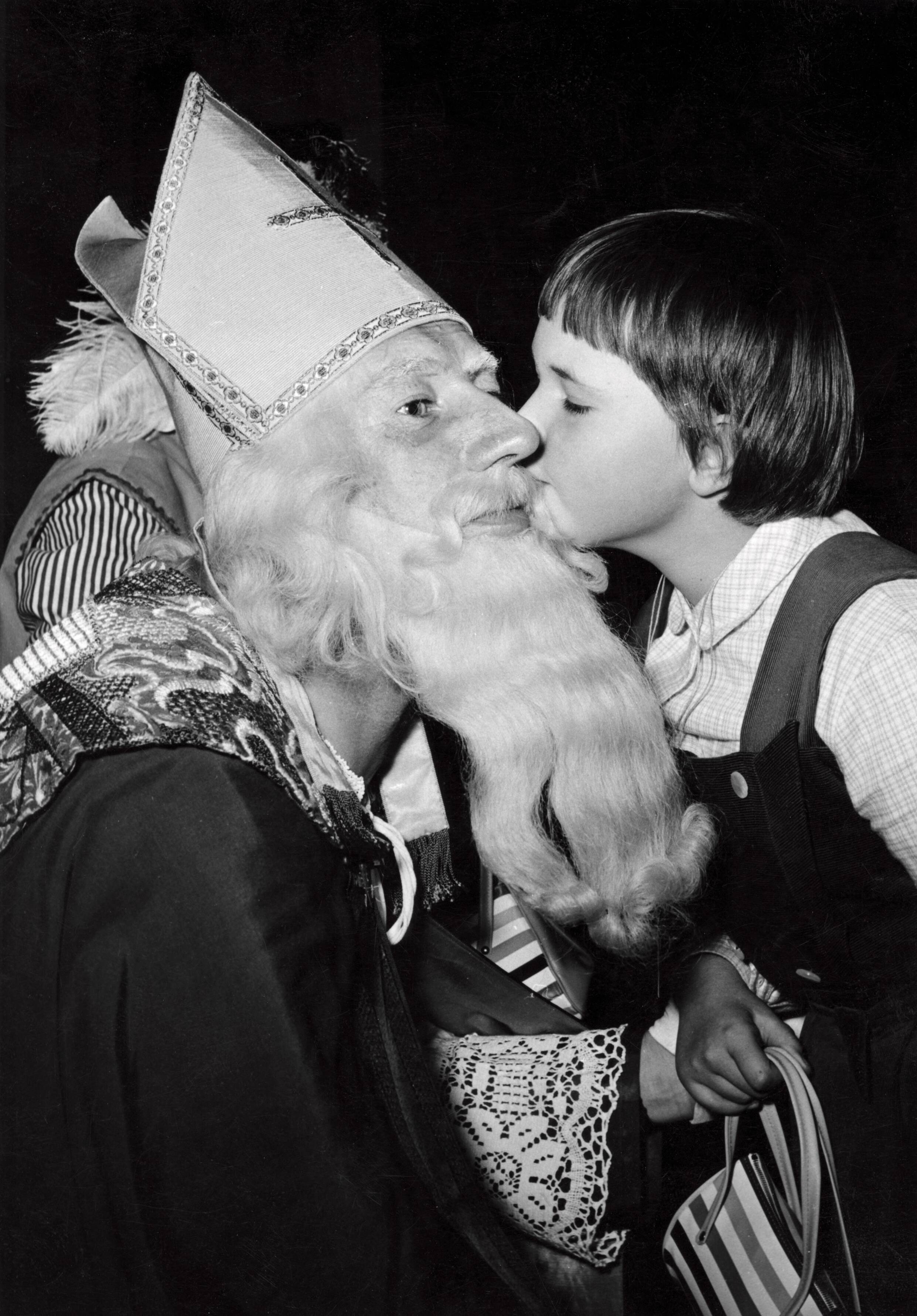 Collectie nader te bepalen — [Sinterklaasfeest N.V. Drukkerij De Spaarnestad in Haarlem] [een meisje kust Sinterklaas] — Foto: Fotograaf Onbekend / Fotobureau onbekend / Spaarnestad Photo (05887). Licentie: Set B: Rechtenvrij / Publiek Domein. Bron: Nationaal Archief. http://hdl.handle.net/10648/35429da6-4051-a382-e063-6df0900a6686