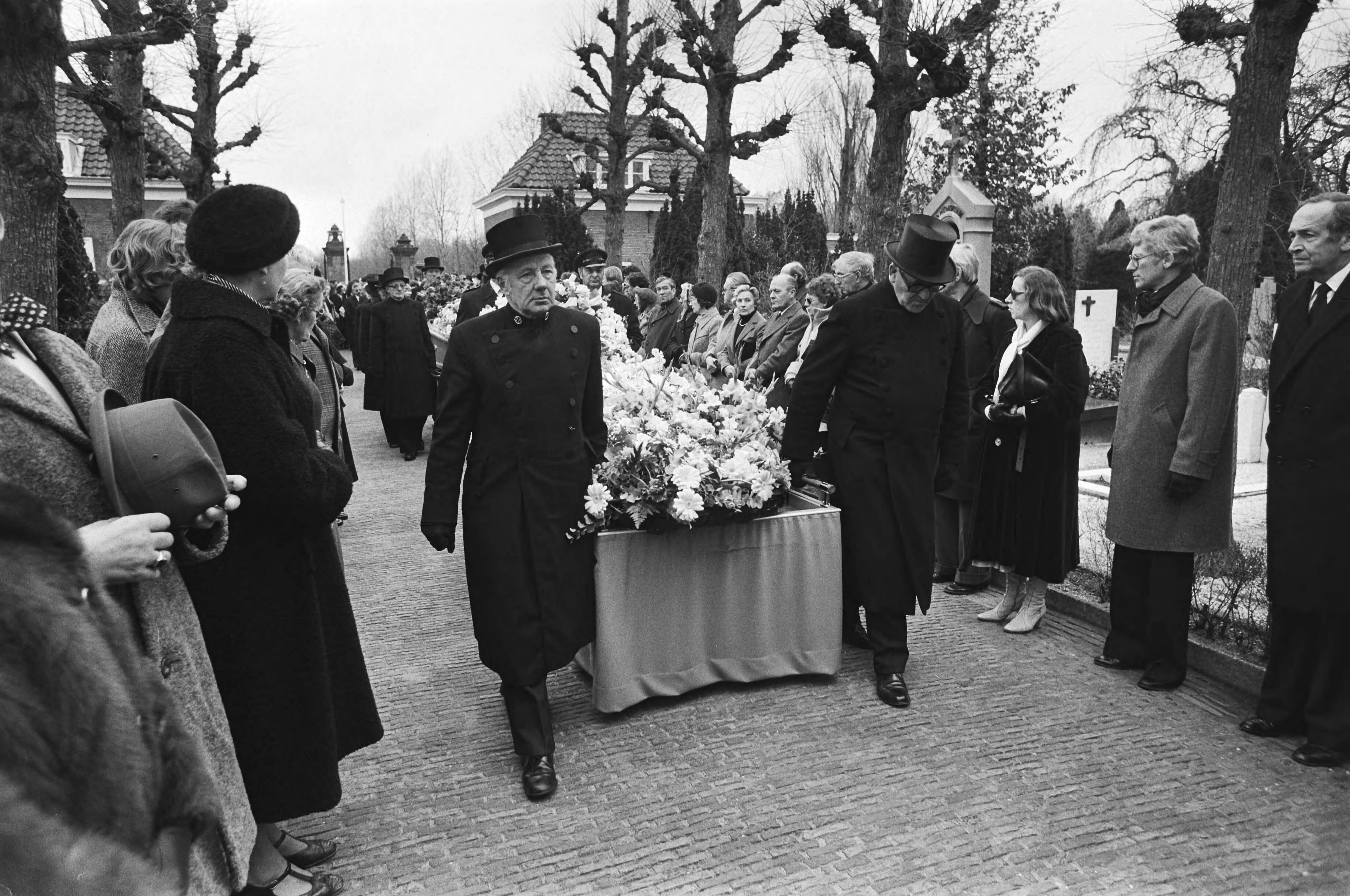 Begrafenis minister Peijnenburg in Den Haag — Den Haag|Zuid-Holland|begrafenissen — Foto: Suyk, Koen / Anefo. Licentie: Set B: Rechtenvrij / Publiek Domein. Bron: Nationaal Archief. http://hdl.handle.net/10648/acc78fd0-d0b4-102d-bcf8-003048976d84
