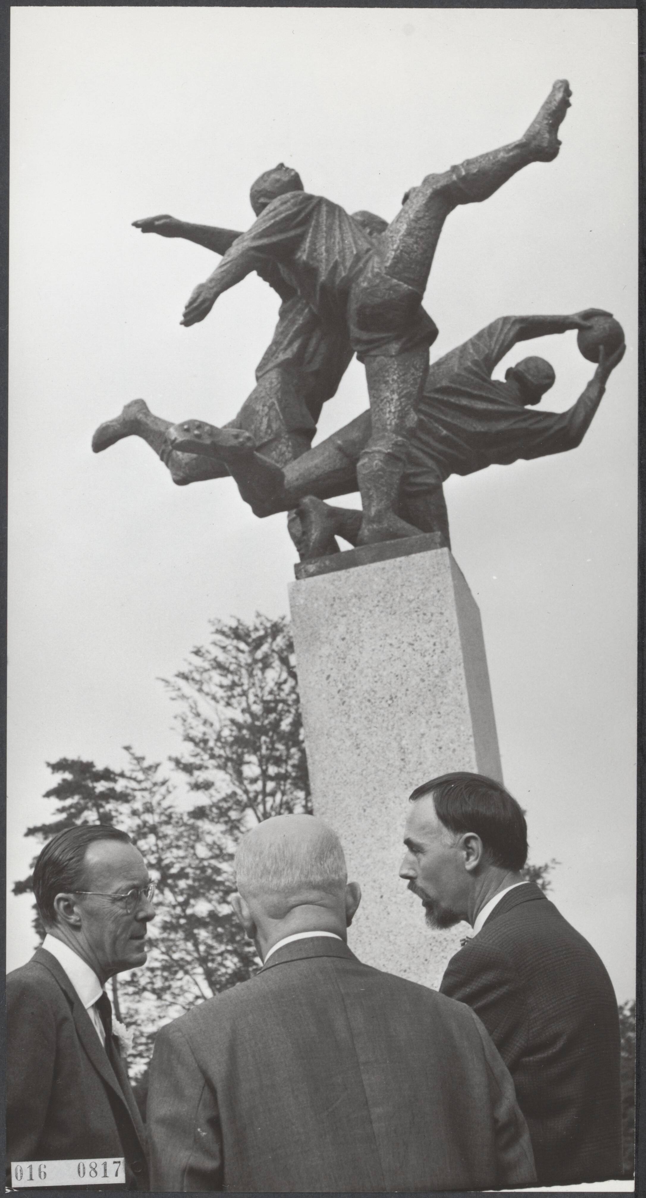 Fotocollectie Elsevier Binnenland — Prins Bernhard heeft het KNVB-sportcentrum te Zeist geopend. Ter gelegenheid van de opening werd door de prins een beeldengroep onthuld. Na de onhulling sprak prins Bernhard met KNVB-voorzitter A.L.M. Schröder (midden) en de beeldhouwer A.P. Schaller [André Schaller]. Op de achtergrond de beeldengroep — Foto: Nijs, Jac. de / Anefo. Licentie: Set B: Rechtenvrij / Publiek Domein. Bron: Nationaal Archief. http://hdl.handle.net/10648/adba862c-d0b4-102d-bcf8-003048976d84