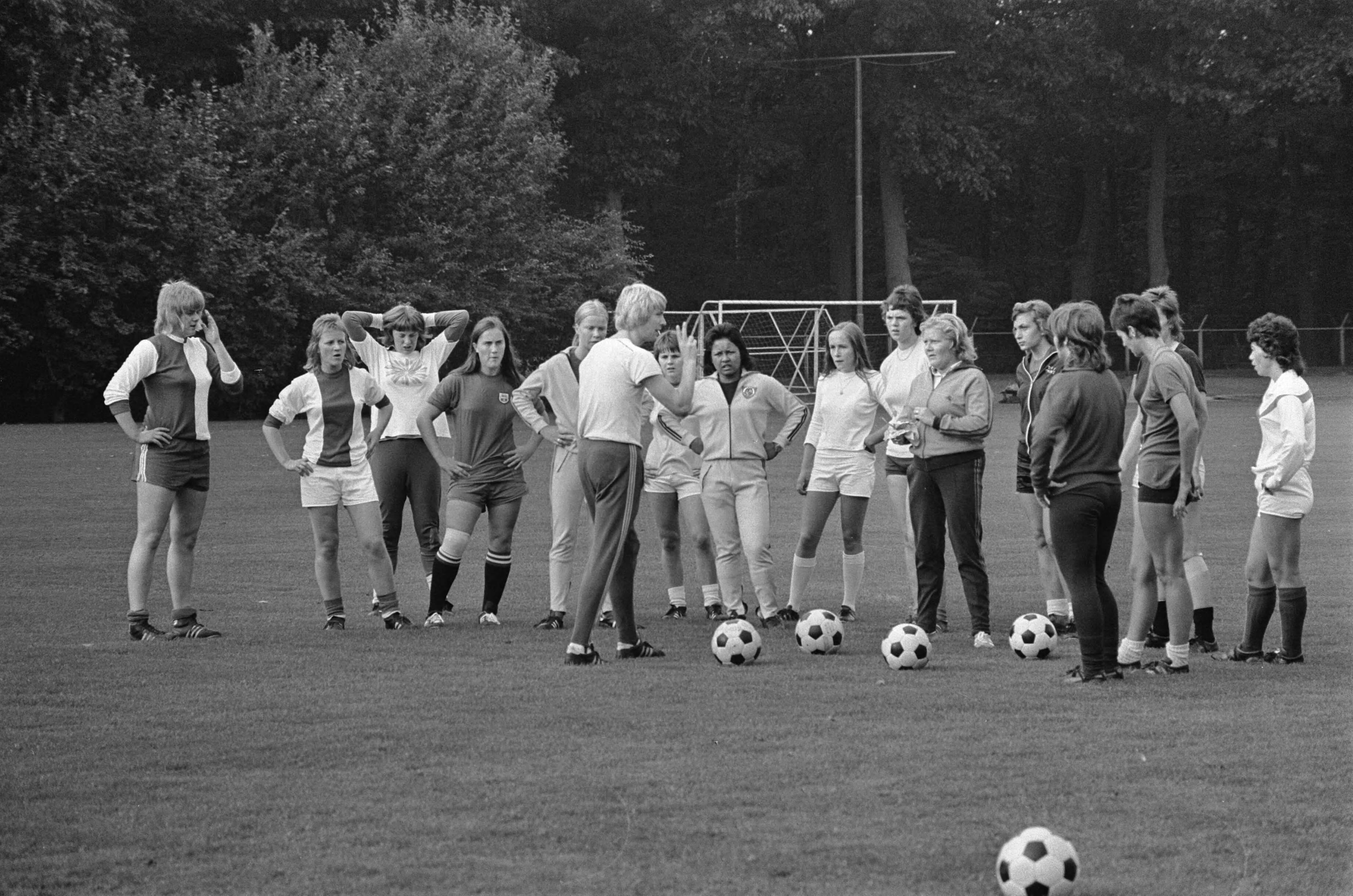 Fotocollectie Anefo — Training nationaal dames-voetbalelftal in Zeist, dames tijdens de training — Foto: Peters, Hans / Anefo. Licentie: Set B: Rechtenvrij / Publiek Domein. Bron: Nationaal Archief. http://hdl.handle.net/10648/ac37d2d2-d0b4-102d-bcf8-003048976d84