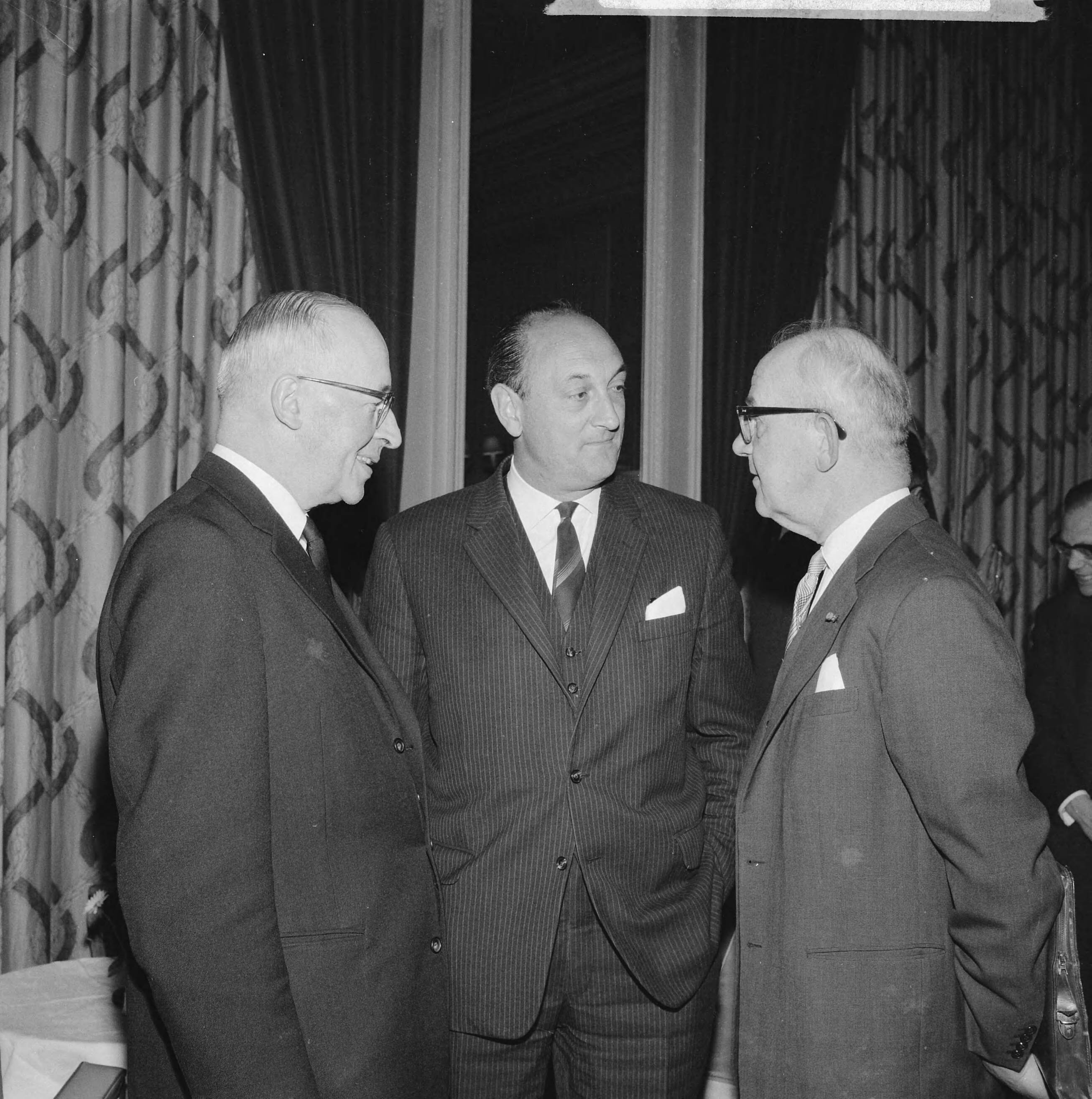Fotocollectie Anefo — Jubileumcongres 50-jarig bestaan Vereniging van Nederlandse Gemeenten. Een gezellig onderonsje. Vlnr. Burgemeester van Rotterdam mr. G.E.van Walsum, minister Toxopeus en burgemeester Kolfschoten van Den Haag — Foto: Koch, Eric / Anefo. Licentie: Set B: Rechtenvrij / Publiek Domein. Bron: Nationaal Archief. http://hdl.handle.net/10648/aa0b610e-d0b4-102d-bcf8-003048976d84