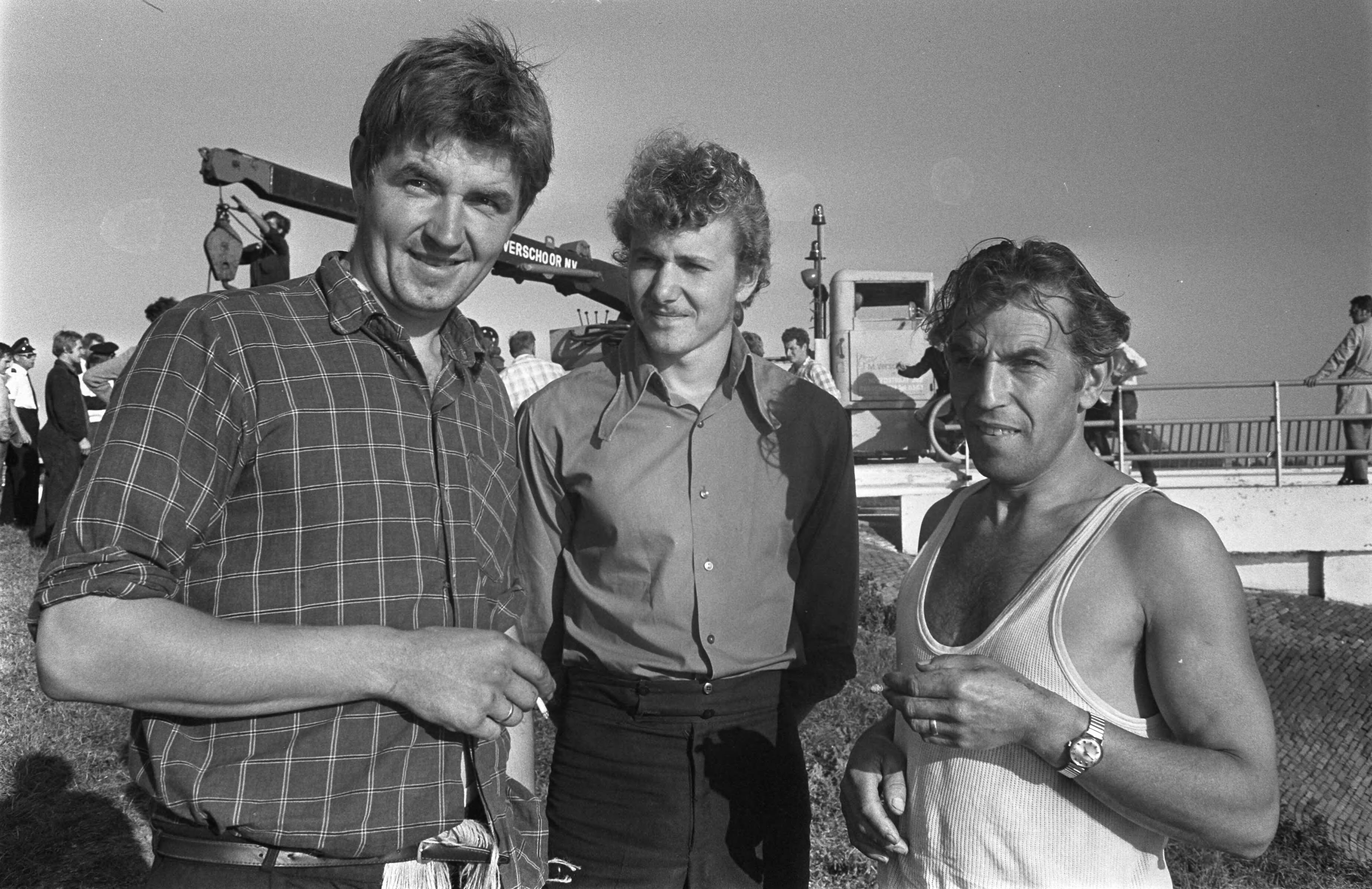 Fotocollectie Anefo — Auto te water op snelweg Amsterdam naar Den Haag — Foto: Koch, Eric / Anefo. Licentie: Set B: Rechtenvrij / Publiek Domein. Bron: Nationaal Archief. http://hdl.handle.net/10648/aba45bd8-d0b4-102d-bcf8-003048976d84
