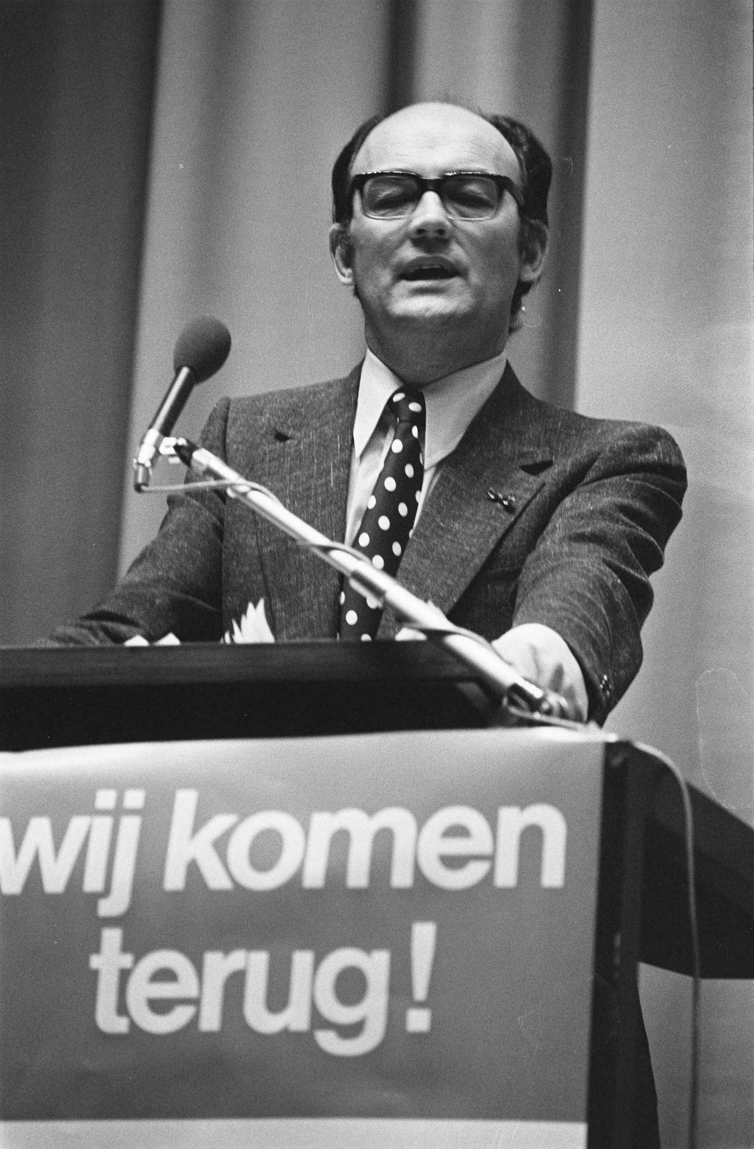 Fotocollectie Anefo — AR en CHU vergaderen in Utrecht over het CDA; Aantjes (voorzitter AR, Tweede Kamerfractie ) aan het woord — Foto: Verhoeff, Bert / Anefo. Licentie: Set B: Rechtenvrij / Publiek Domein. Bron: Nationaal Archief. http://hdl.handle.net/10648/ac5d064c-d0b4-102d-bcf8-003048976d84