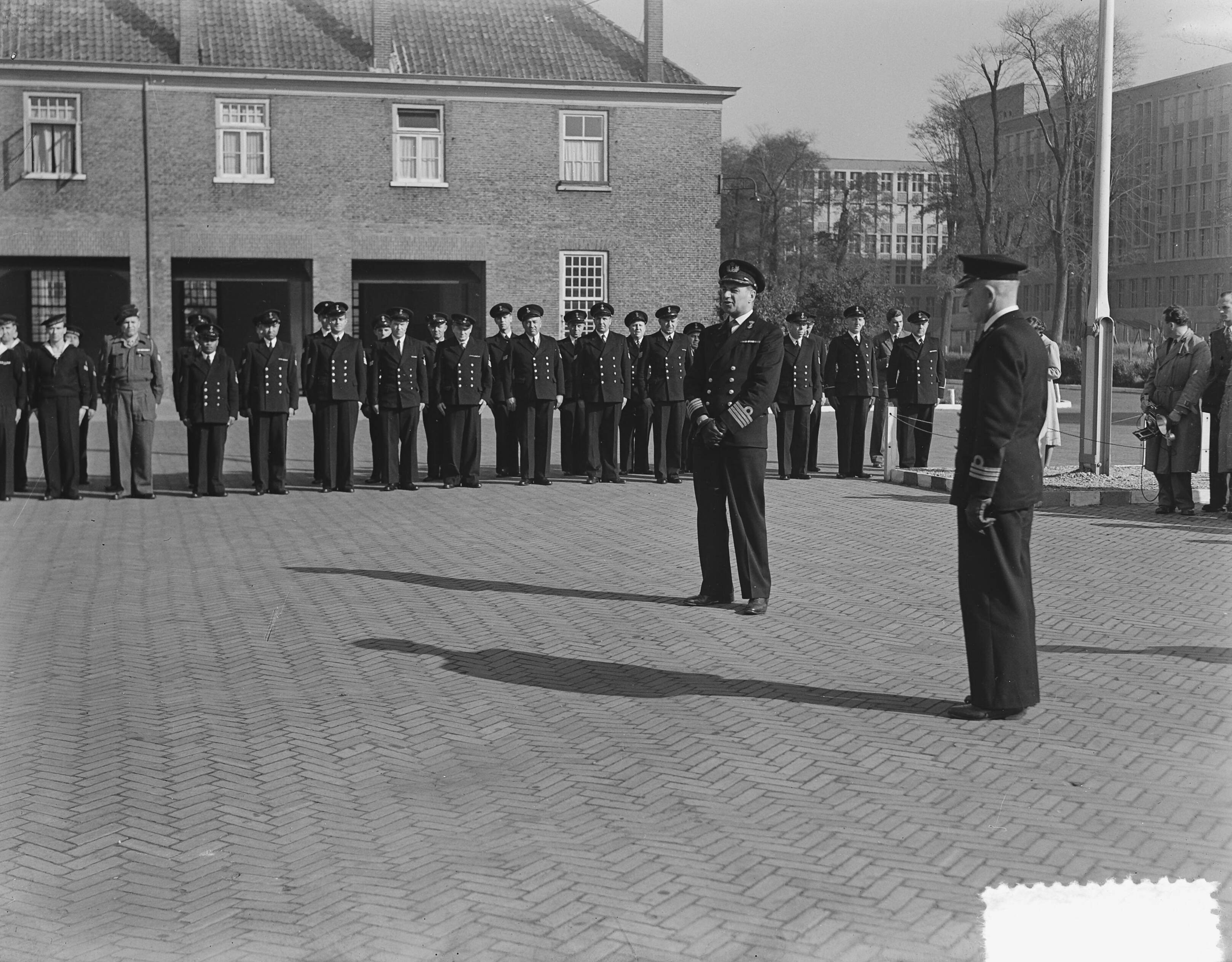 Commando-overdracht van de Marinezazerne te Den Haag — Commando-overdracht van de Marinezazerne te Den Haag door kapitein-luitenant-ter-zee B.J. Velderman (rechts) aan kapitein-ter-zee M.A.J. Derksema. Toespraak van de nieuwe commandant — Foto: Duinen, H. van / Anefo. Licentie: Set B: Rechtenvrij / Publiek Domein. Bron: Nationaal Archief. http://hdl.handle.net/10648/a8f06080-d0b4-102d-bcf8-003048976d84
