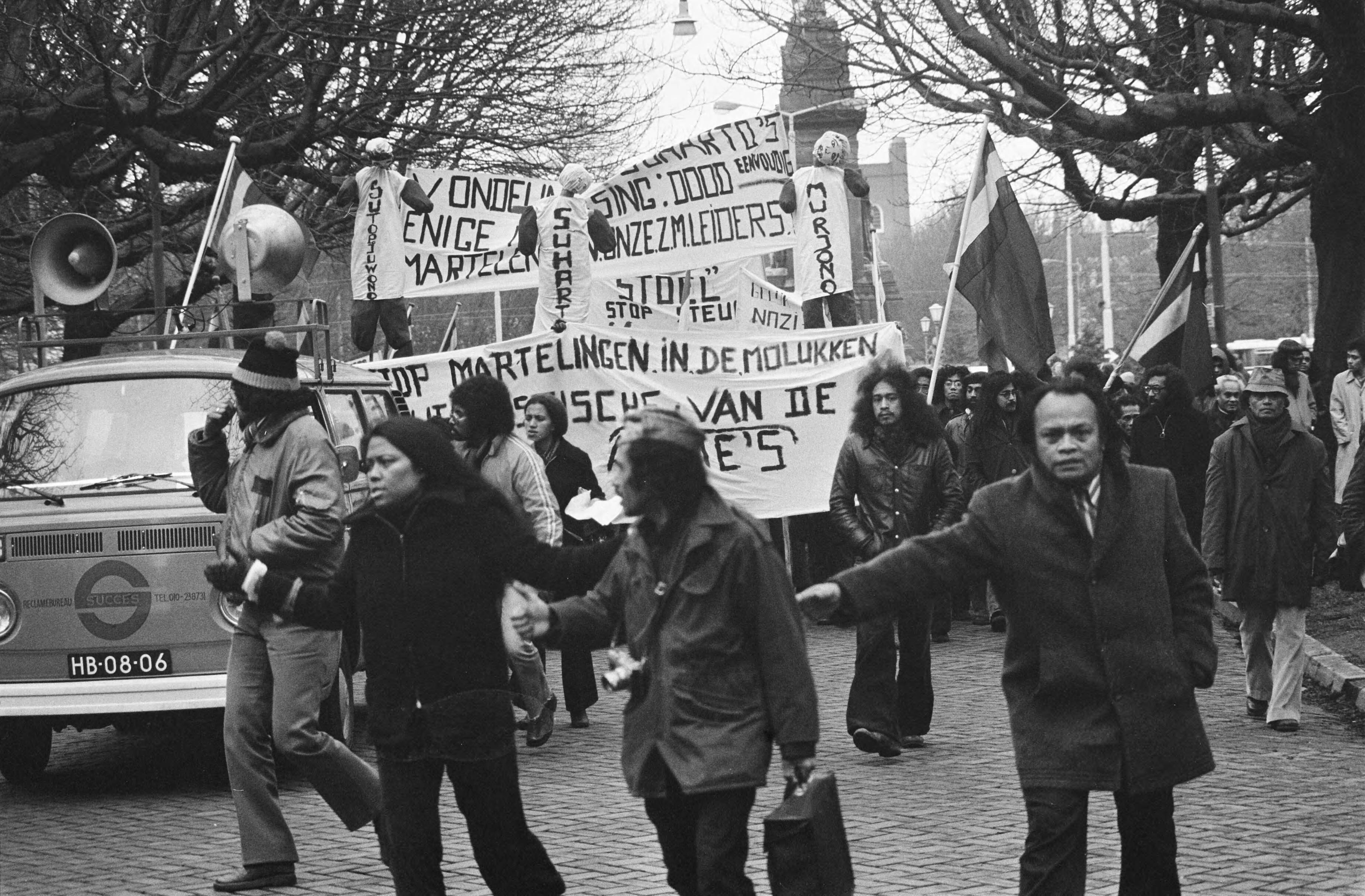Fotocollectie Anefo — Demonstratie van Zuid Molukkers in Den Haag leidt tot vechtpartijen; demonstranten met spandoeken onderweg — Foto: Mieremet, Rob / Anefo. Licentie: Set B: Rechtenvrij / Publiek Domein. Bron: Nationaal Archief. http://hdl.handle.net/10648/ac5ddf9a-d0b4-102d-bcf8-003048976d84