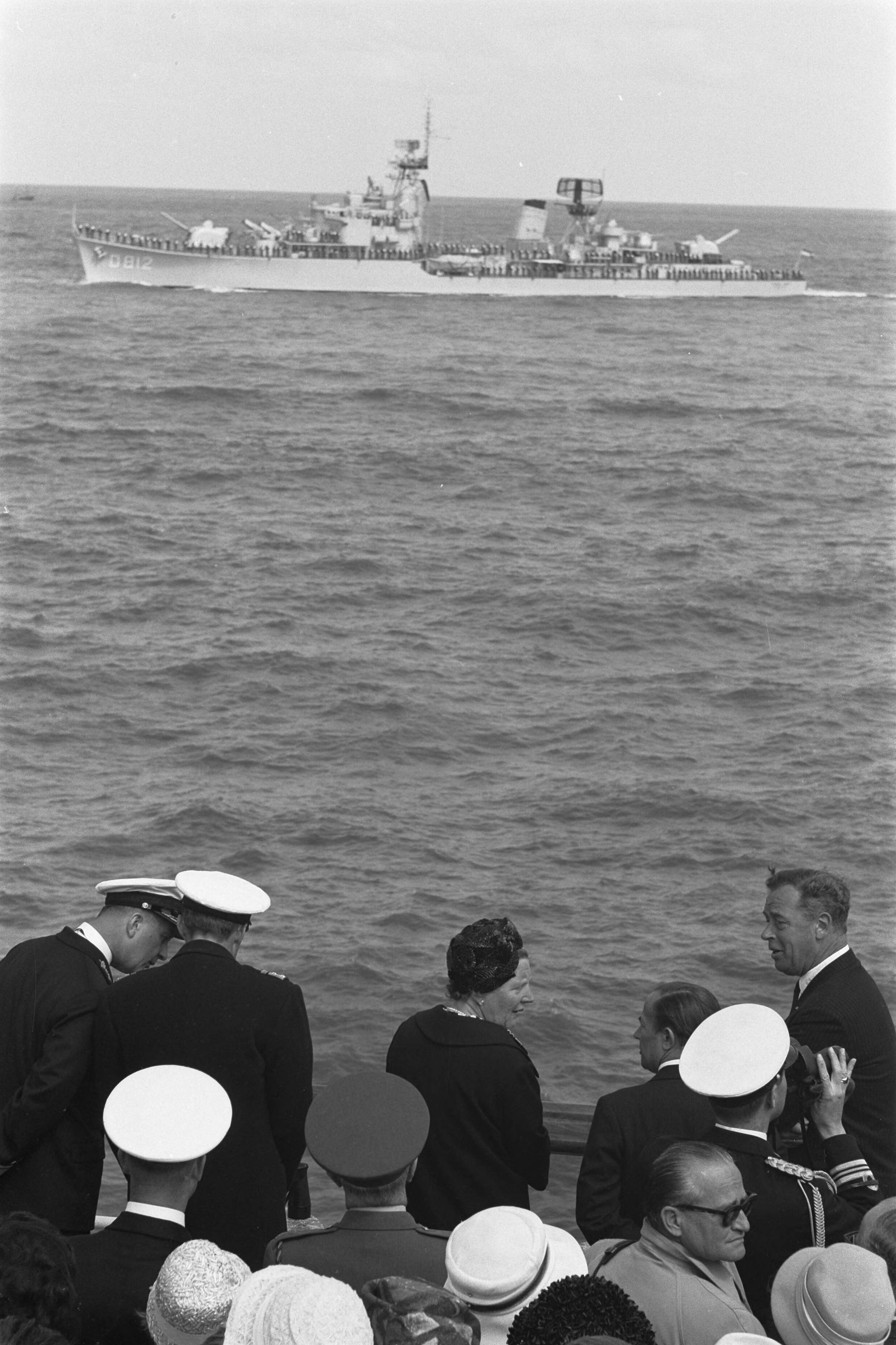 Fotocollectie Anefo — Vlootschouw bij de Scheveningse Pier. Koningin en prins op de Pier. Voorbijvaren van Hr. Ms. onderzeebootjager "Friesland" (D812) — Foto: Pot, Harry / Anefo. Licentie: Set B: Rechtenvrij / Publiek Domein. Bron: Nationaal Archief. http://hdl.handle.net/10648/a9db9974-d0b4-102d-bcf8-003048976d84