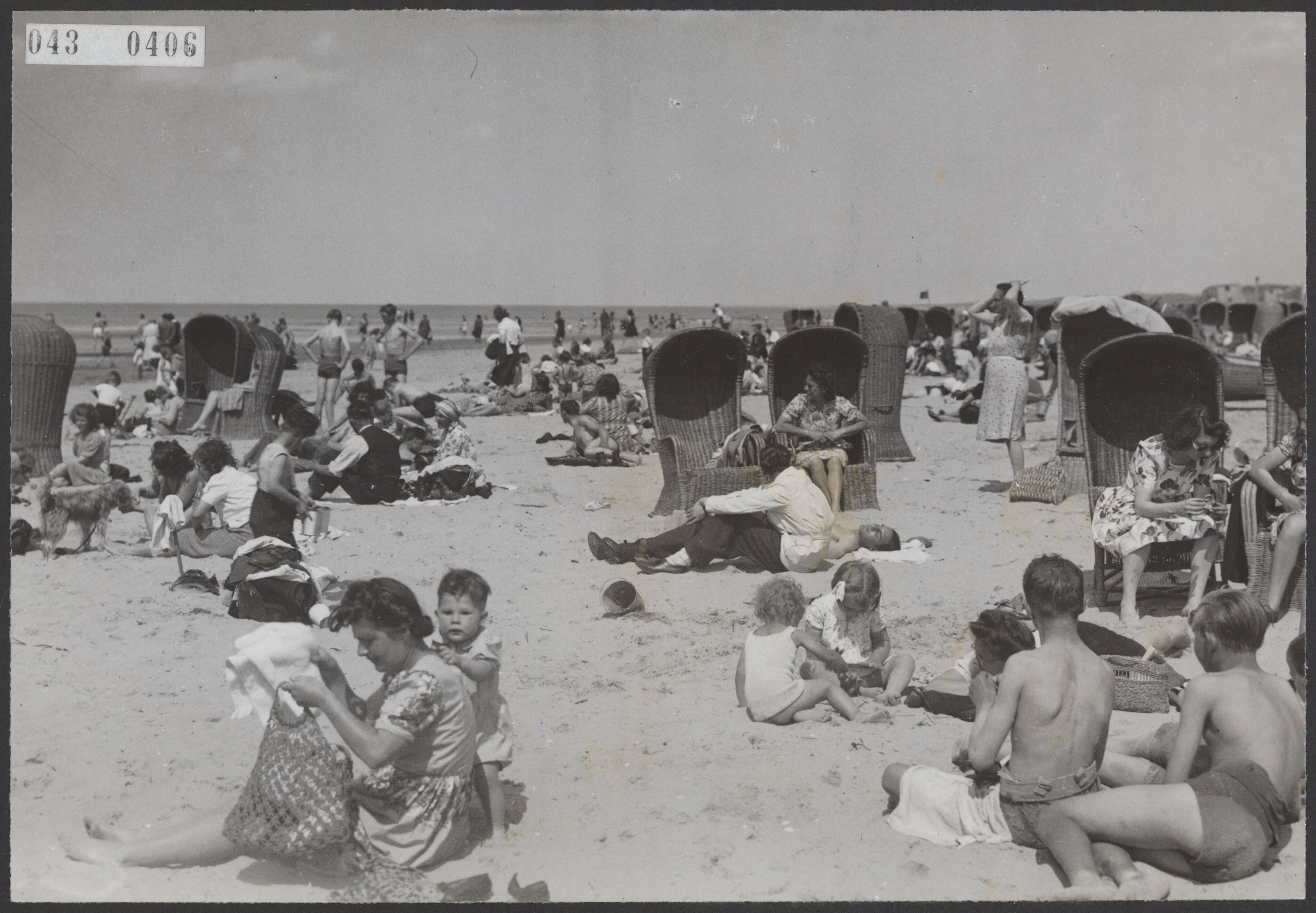 Fotocollectie Elsevier Binnenland — Strandleven in Scheveningen weer in volle gang — Foto: Friezer, Joep / Anefo. Licentie: Set B: Rechtenvrij / Publiek Domein. Bron: Nationaal Archief. http://hdl.handle.net/10648/adf8e55c-d0b4-102d-bcf8-003048976d84