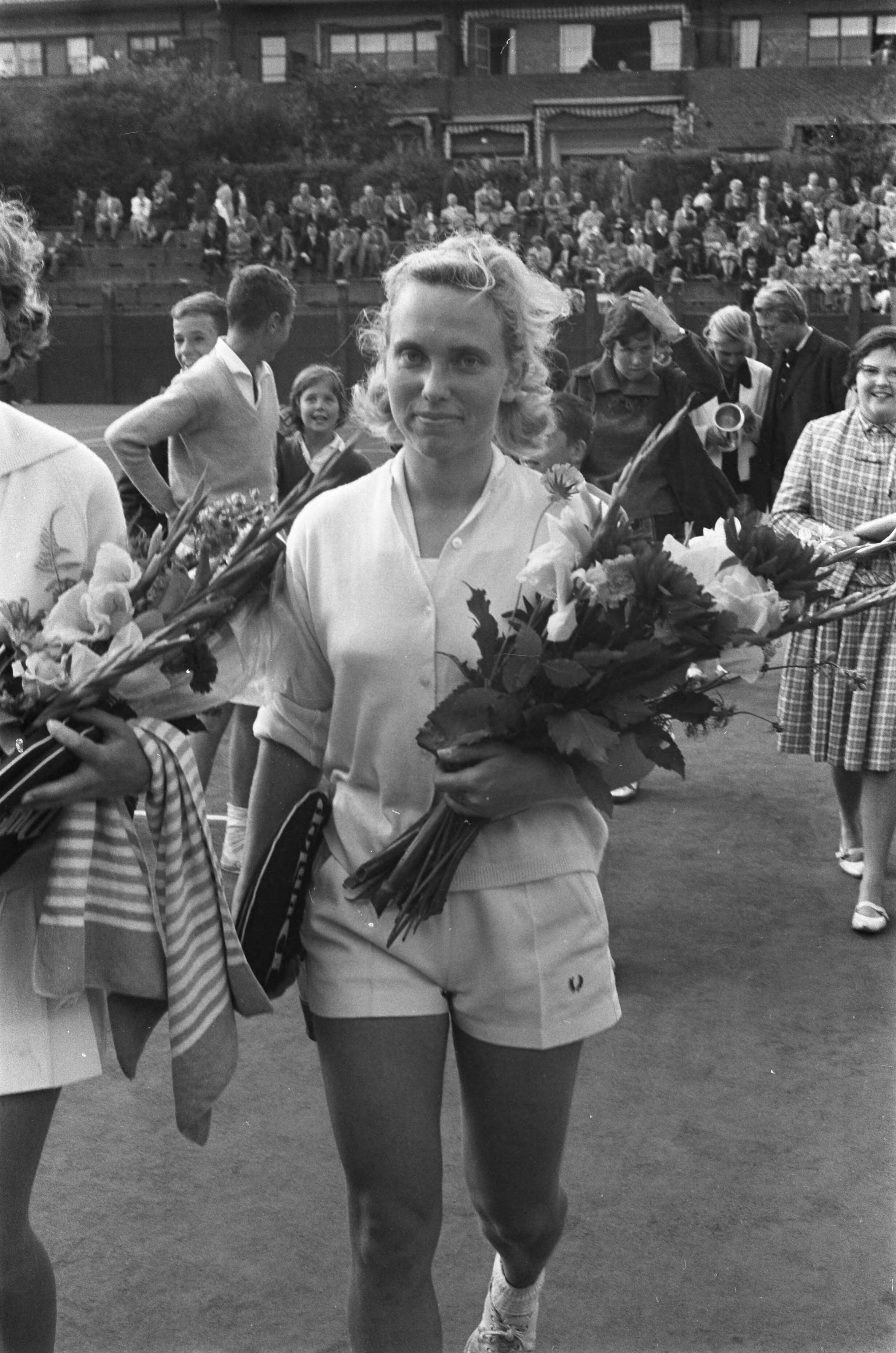Fotocollectie Anefo — Nationale Tenniskampioenschappen. Winnares dames enkelspel Jetty Baars-Wienese — Foto: Pot, Harry / Anefo. Licentie: Set B: Rechtenvrij / Publiek Domein. Bron: Nationaal Archief. http://hdl.handle.net/10648/a9dff08c-d0b4-102d-bcf8-003048976d84