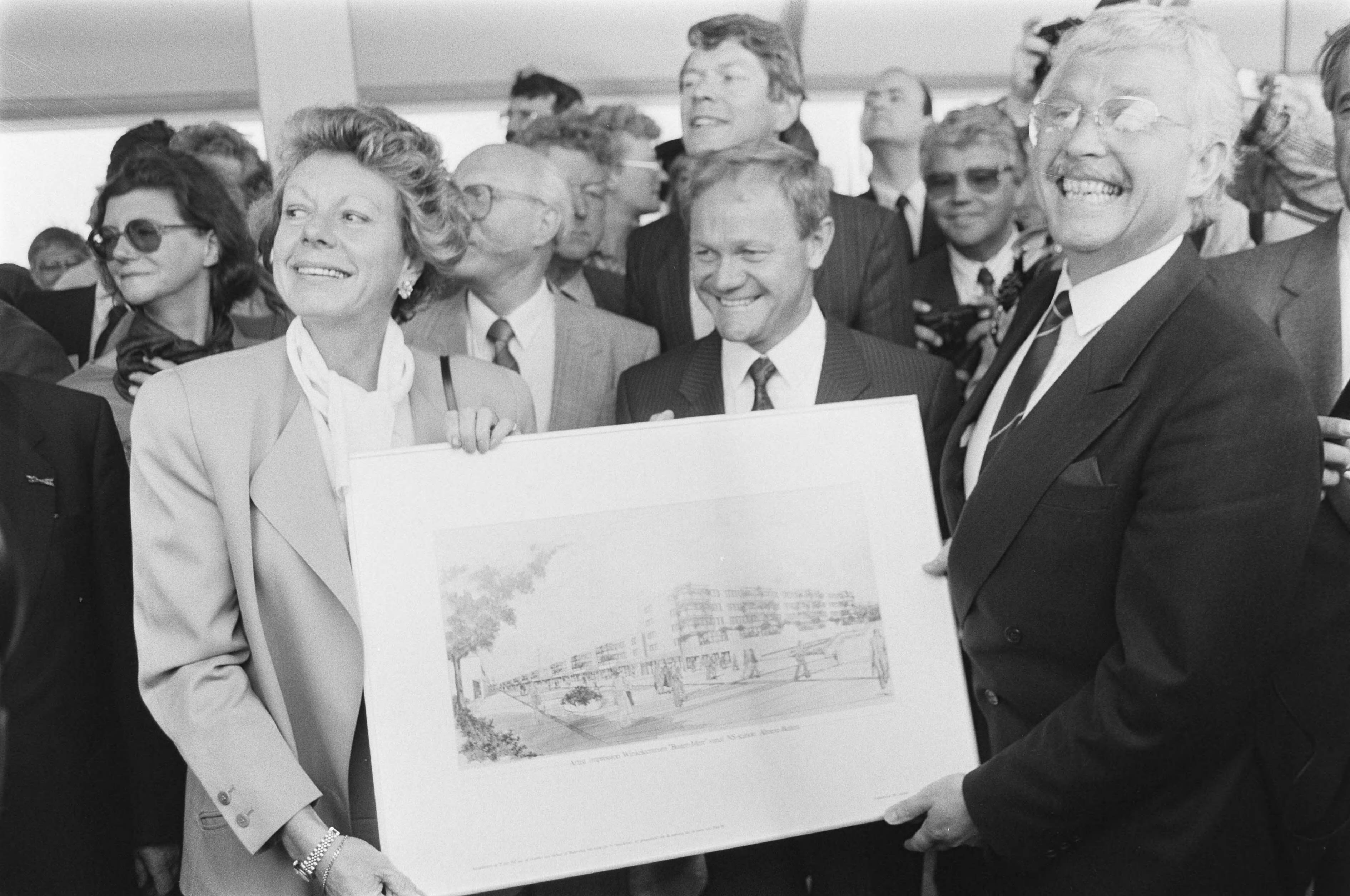 Fotocollectie Anefo — Officiele opening Flevolijn traject Weesp-Almere; v.l.n.r minister Smit-Kroes (V&W), Ploeger (pres-dir. NS), burgemeester de Cloe van Almere op CS Almere — Foto: Molendijk, Bart / Anefo. Licentie: Set B: Rechtenvrij / Publiek Domein. Bron: Nationaal Archief. http://hdl.handle.net/10648/ad60de06-d0b4-102d-bcf8-003048976d84