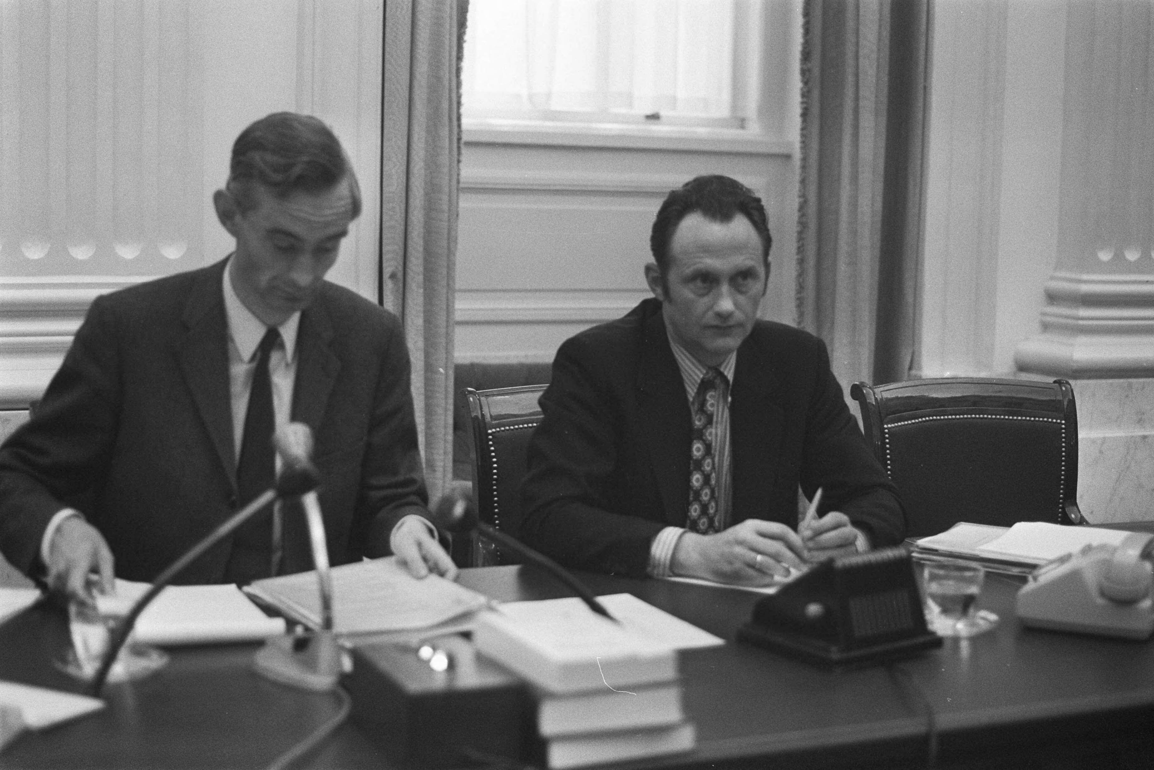 Fotocollectie Anefo — Openbare hearing over abortuswetgeving in gebouw Tweede Kamer , Den Haag , (l) minister Langman , (r) minister Boersma — Foto: Peters, Hans / Anefo. Licentie: Set B: Rechtenvrij / Publiek Domein. Bron: Nationaal Archief. http://hdl.handle.net/10648/abd0c812-d0b4-102d-bcf8-003048976d84