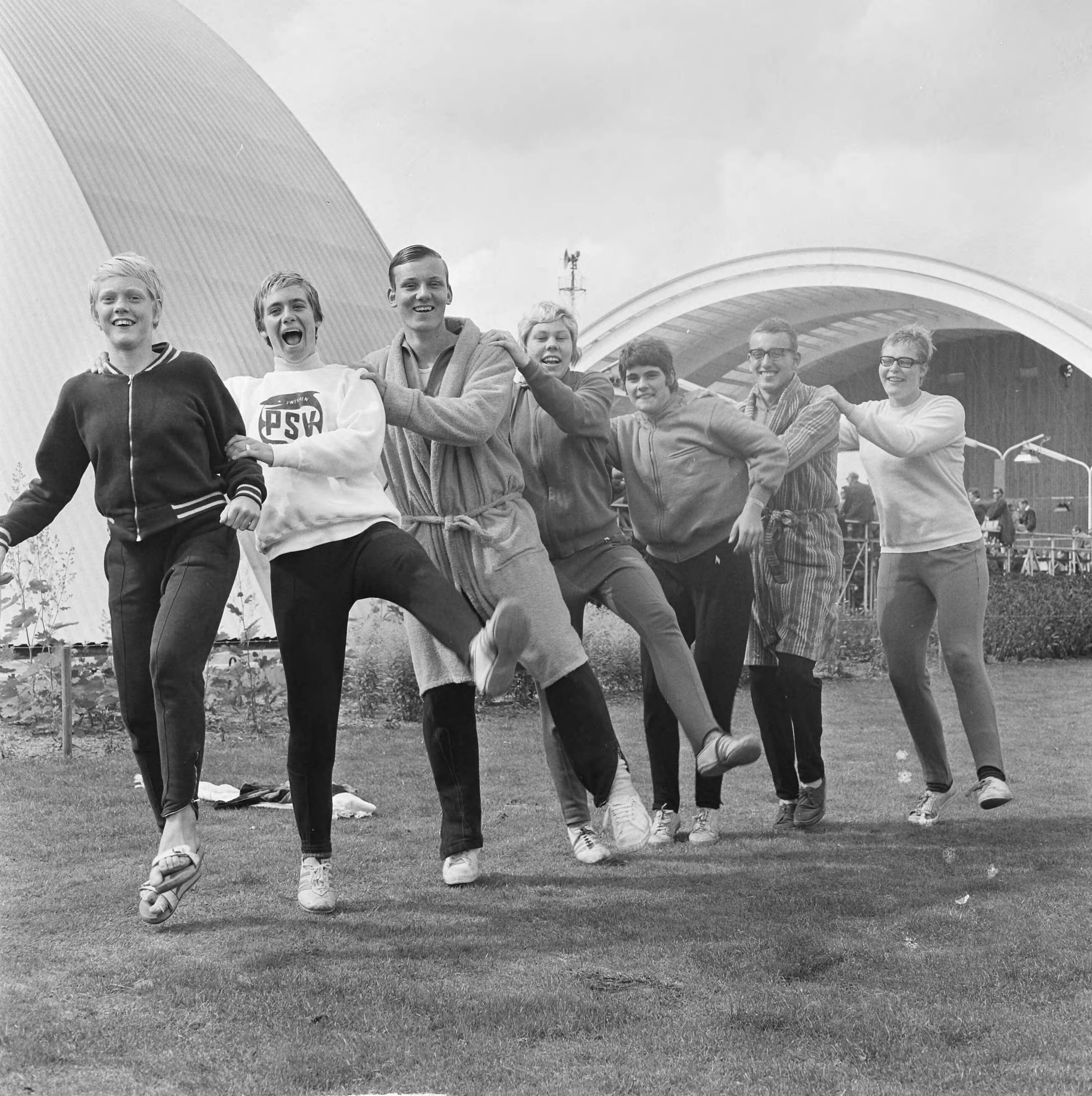 Fotocollectie Anefo — Nederlandse kampioenschappen zwemmen te Emmen, enkele kampioenen, v.l.n.r. Trude Jordan (winnares 50 meter vlinderslag meisjes onder de 12 jaar) Betty Heukels, Dick Langerhorst, Klenie Bimolt, Toos Beumer, Johan Schans en Ada Kok (exclusief De Telegraaf) — Foto: Kroon, Ron / Anefo. Licentie: Set B: Rechtenvrij / Publiek Domein. Bron: Nationaal Archief. http://hdl.handle.net/10648/aab9b52e-d0b4-102d-bcf8-003048976d84
