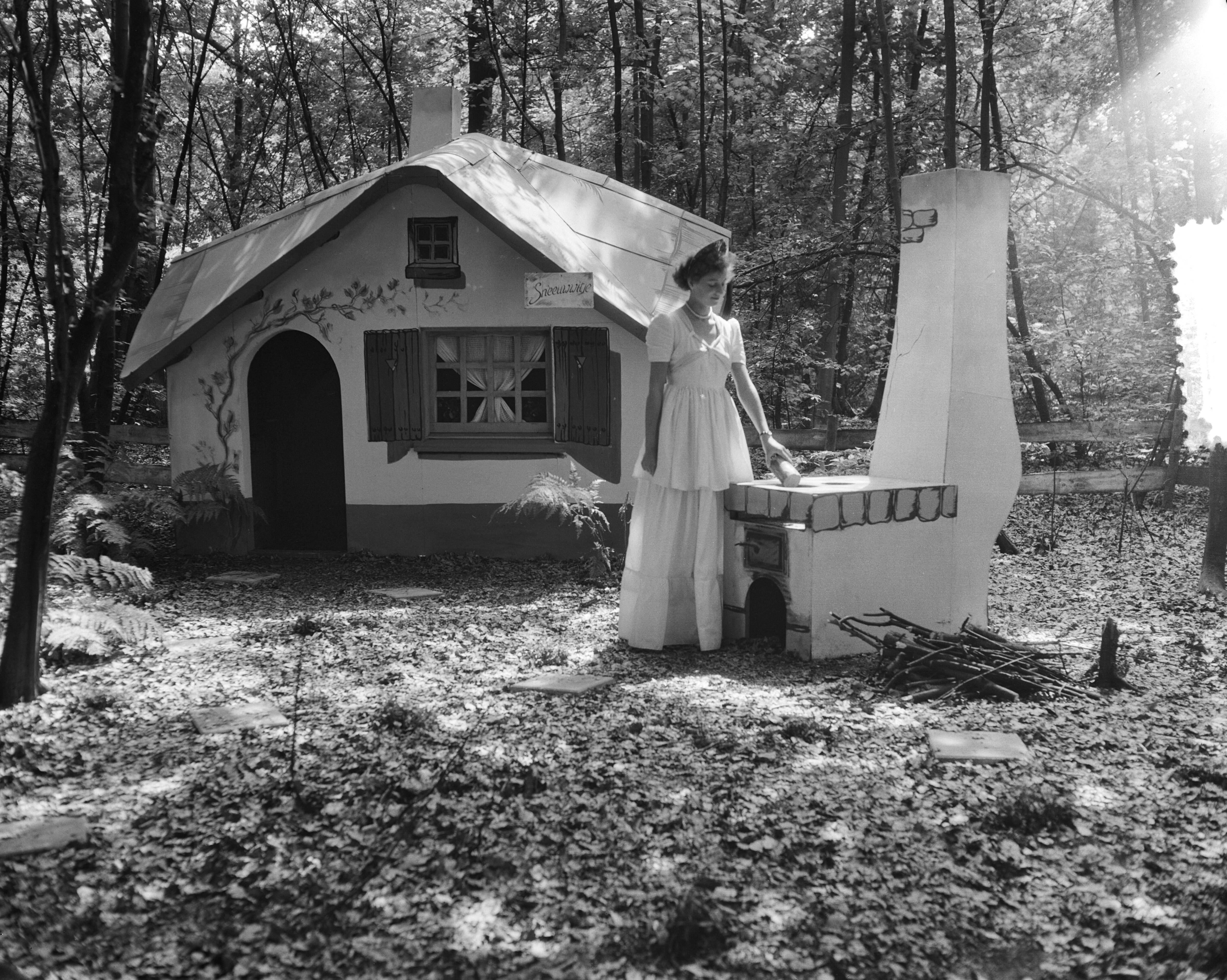Fotocollectie Anefo — Sprookjestuin te Wassenaar — Foto: Consenheim, Wim / Anefo. Licentie: Set B: Rechtenvrij / Publiek Domein. Bron: Nationaal Archief. http://hdl.handle.net/10648/a8fd863e-d0b4-102d-bcf8-003048976d84