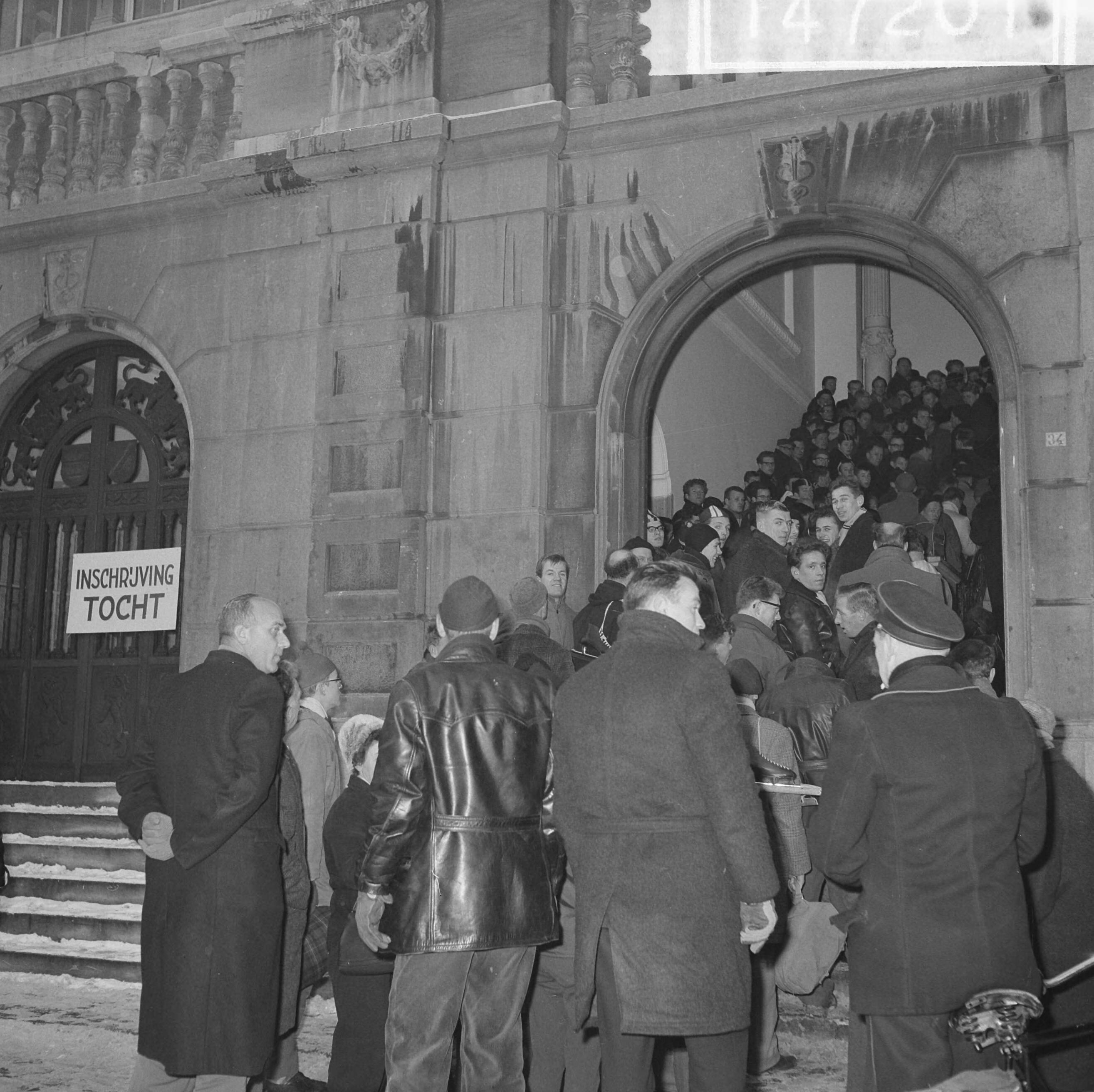 Elfstedentocht 1963 — Inschrijvingen voor de Elfstedentocht in het beursgebouw te Leeuwarden — Foto: Nijs, Jac. de / Anefo. Licentie: Set B: Rechtenvrij / Publiek Domein. Bron: Nationaal Archief. http://hdl.handle.net/10648/aa265c3e-d0b4-102d-bcf8-003048976d84