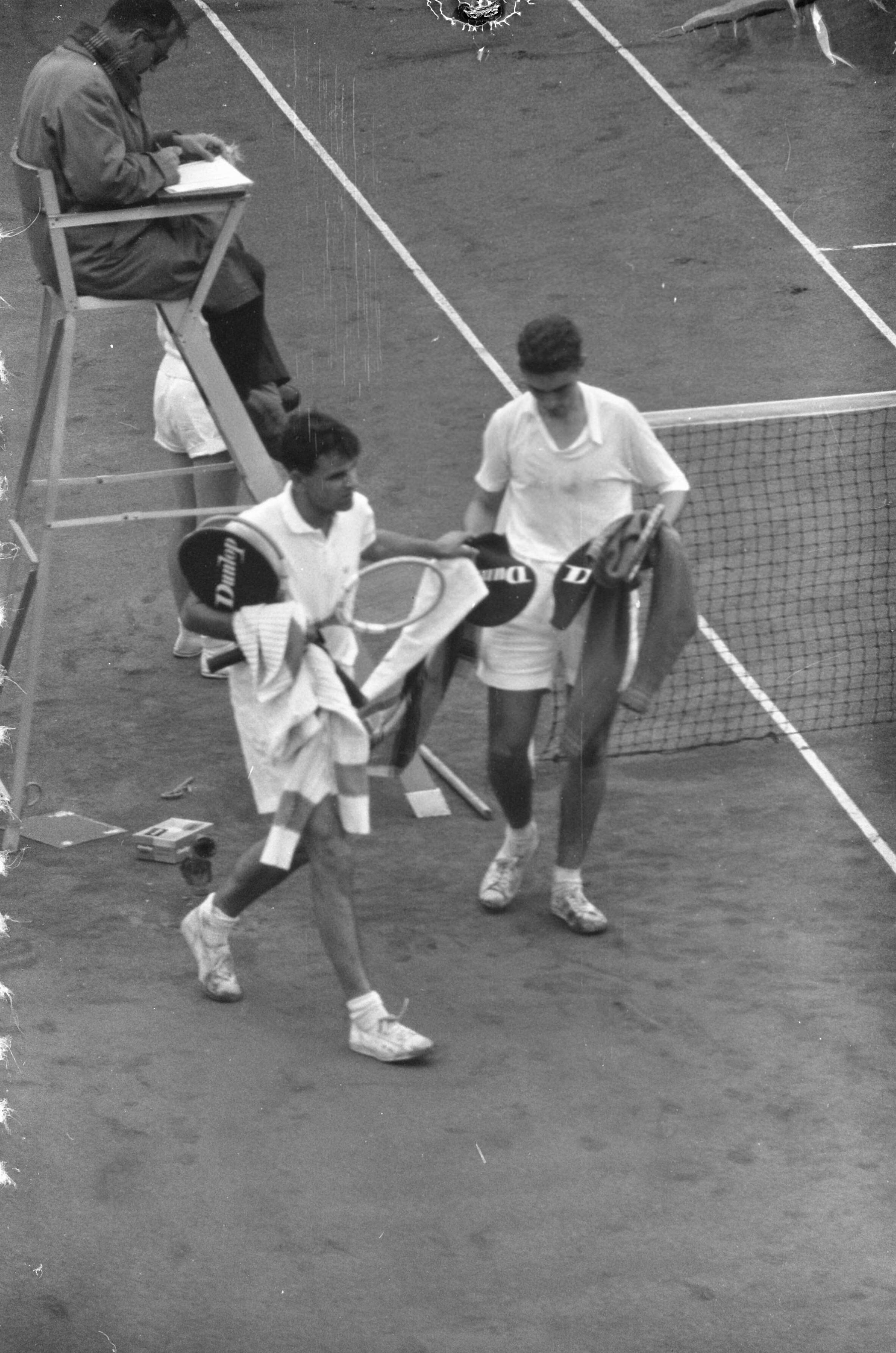 Fotocollectie Anefo — Nederlands tenniskampioenschap op de METS-banen te Scheveningen, W. Maris (links) en R. Kuypers — Foto: Rossem, Wim van / Anefo. Licentie: Set B: Rechtenvrij / Publiek Domein. Bron: Nationaal Archief. http://hdl.handle.net/10648/a99ac692-d0b4-102d-bcf8-003048976d84