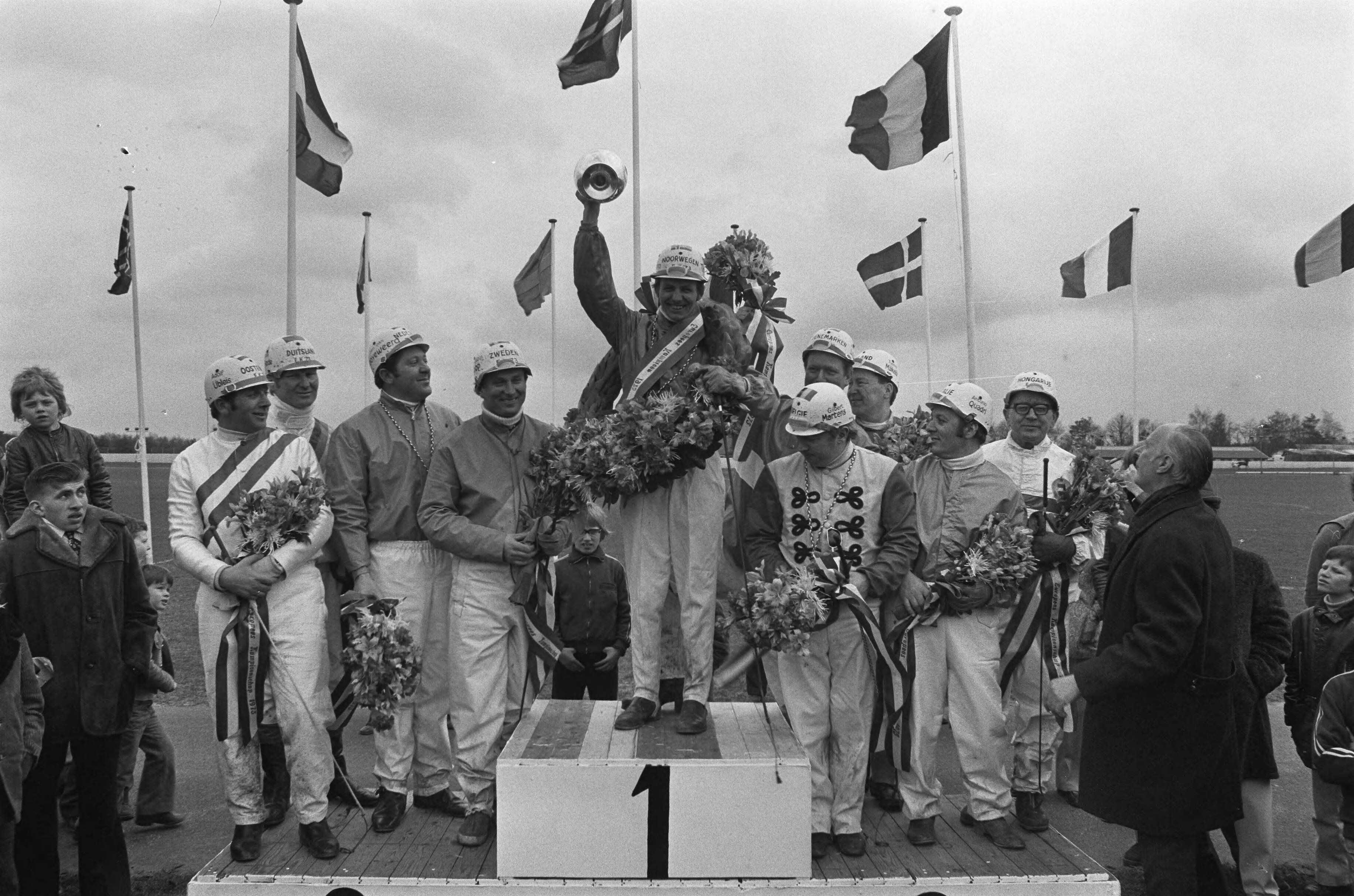 Fotocollectie Anefo — Rijders kampioenschap Pikeurs in Hilversum, Thoresen (Noorwegen) op ere-podium — Foto: Verhoeff, Bert / Anefo. Licentie: Set B: Rechtenvrij / Publiek Domein. Bron: Nationaal Archief. http://hdl.handle.net/10648/ac276c4e-d0b4-102d-bcf8-003048976d84