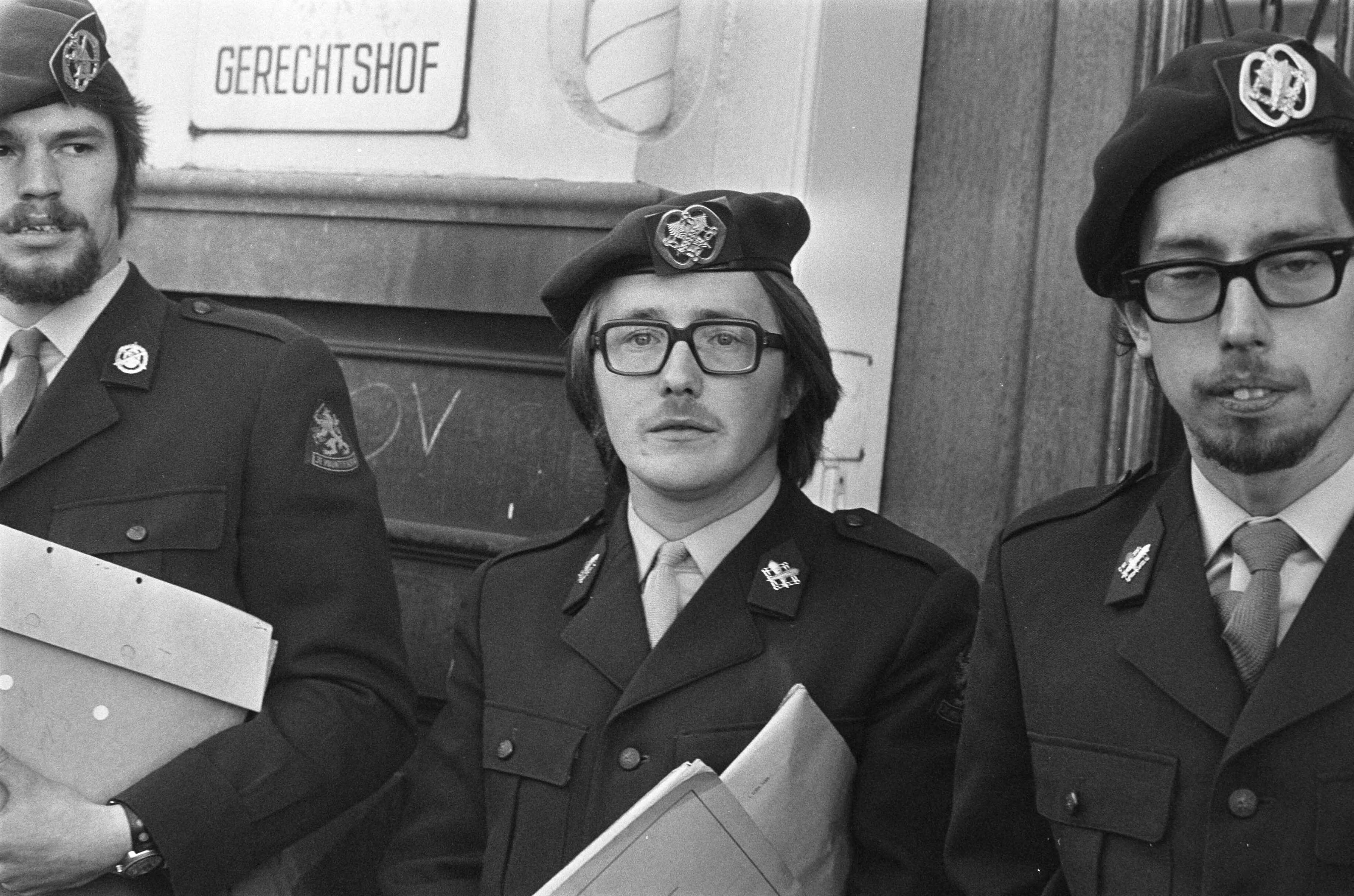 Fotocollectie Anefo — Hoog Militair Gerechtshof behandelt hoger beroep van led VVDM Den Haag , demonstranten voor gerechtshof — Foto: Peters, Hans / Anefo. Licentie: Set B: Rechtenvrij / Publiek Domein. Bron: Nationaal Archief. http://hdl.handle.net/10648/abd4dfd8-d0b4-102d-bcf8-003048976d84