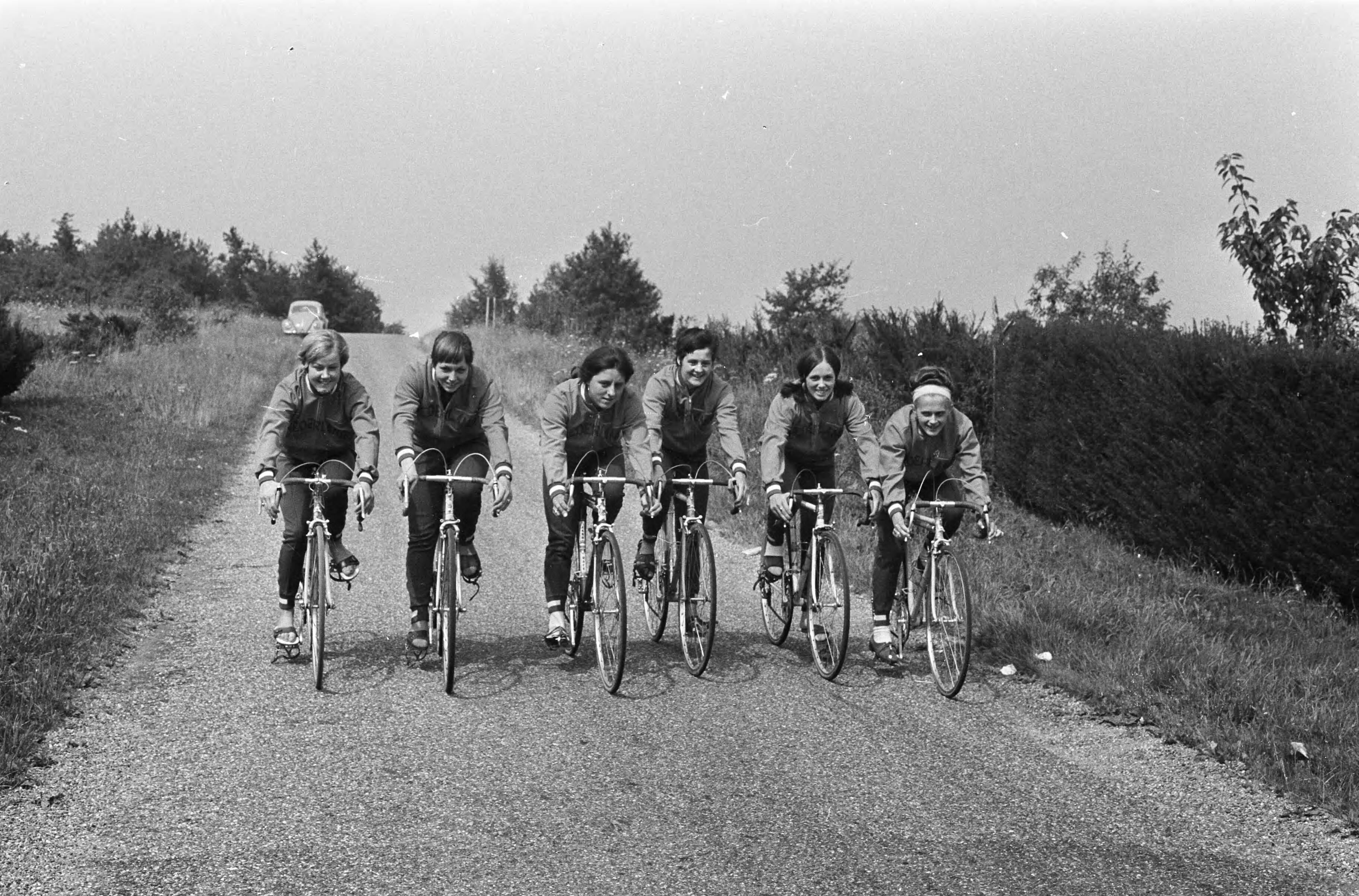 Fotocollectie Anefo — Voorbereidingen WK op de weg in Heerlen (Nuthe). De dames wielrenners in aktie Hondeveld, Hage, Paul, Smulders, Hage en Jonkers — Foto: Nijs, Jac. de / Anefo. Licentie: Set B: Rechtenvrij / Publiek Domein. Bron: Nationaal Archief. http://hdl.handle.net/10648/ab24f47e-d0b4-102d-bcf8-003048976d84
