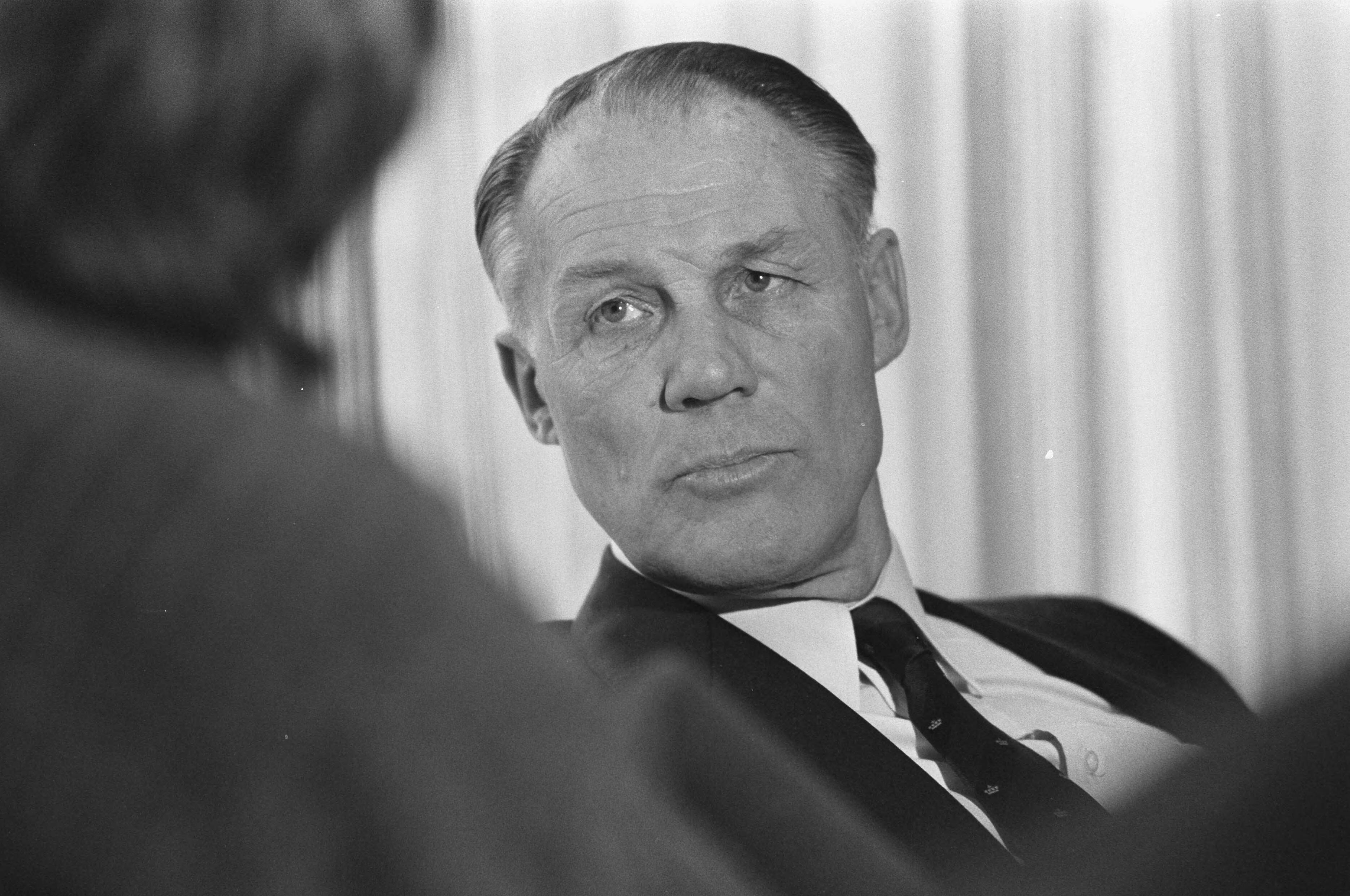 Fotocollectie Anefo — Nederlands elftal oefent in Zeist voor EK-kwalificatiewedstrijd tegen Griekenland; Rinus Michel kop — Foto: Bogaerts, Rob / Anefo. Licentie: Set B: Rechtenvrij / Publiek Domein. Bron: Nationaal Archief. http://hdl.handle.net/10648/ad5e4e34-d0b4-102d-bcf8-003048976d84