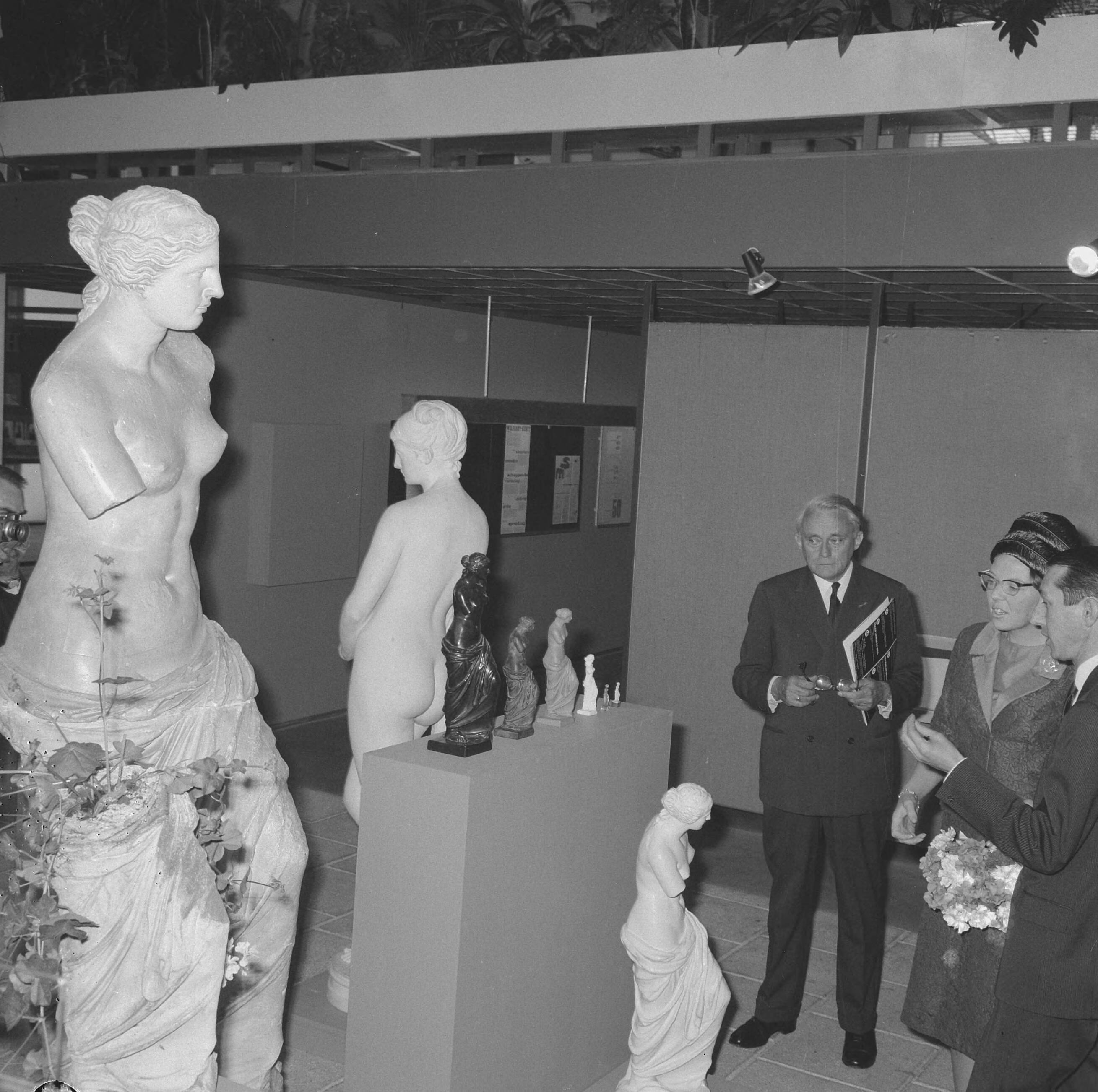 Fotocollectie Anefo — Prinses Beatrix woonde de opening bij van de tentoonstelling "Taal en Teken" in het Gemeentemuseum Den Haag. Prinses Beatrix tijdens rondgang met Commissaris der Koningin in Zuid-Holland, mr. J. Klaasesz — Foto: Nijs, Jac. de / Anefo. Licentie: Set B: Rechtenvrij / Publiek Domein. Bron: Nationaal Archief. http://hdl.handle.net/10648/aaa5c028-d0b4-102d-bcf8-003048976d84