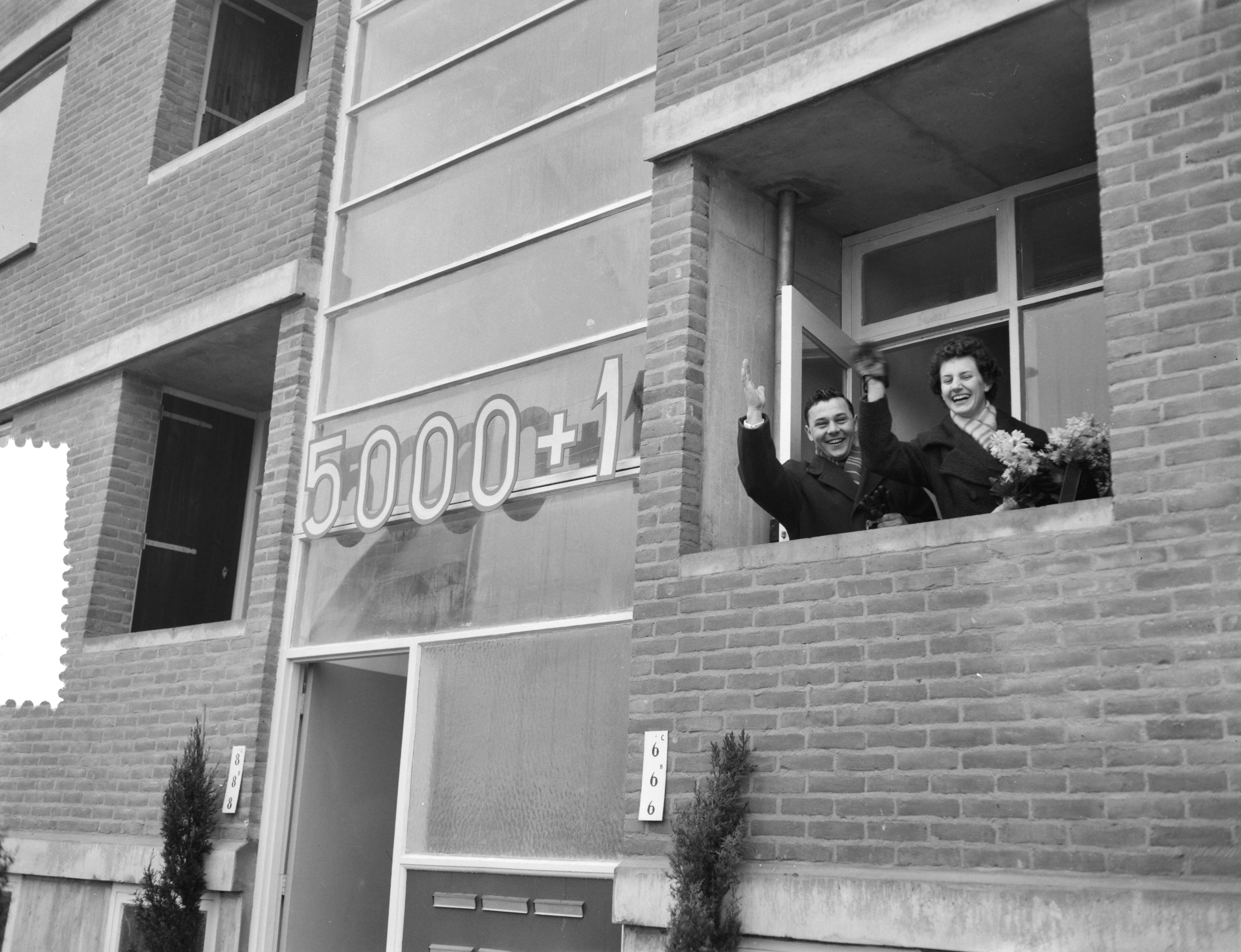 Fotocollectie Anefo — 5000ste na-oorlogse woning te Leeuwarden gereed gekomen. Betreft Beukenstraat nr. 6 in de buurt Heechterp, bewoners de familie Burger op het balkon — Foto: Rossem, Wim van / Anefo. Licentie: Set B: Rechtenvrij / Publiek Domein. Bron: Nationaal Archief. http://hdl.handle.net/10648/a9a2bad2-d0b4-102d-bcf8-003048976d84
