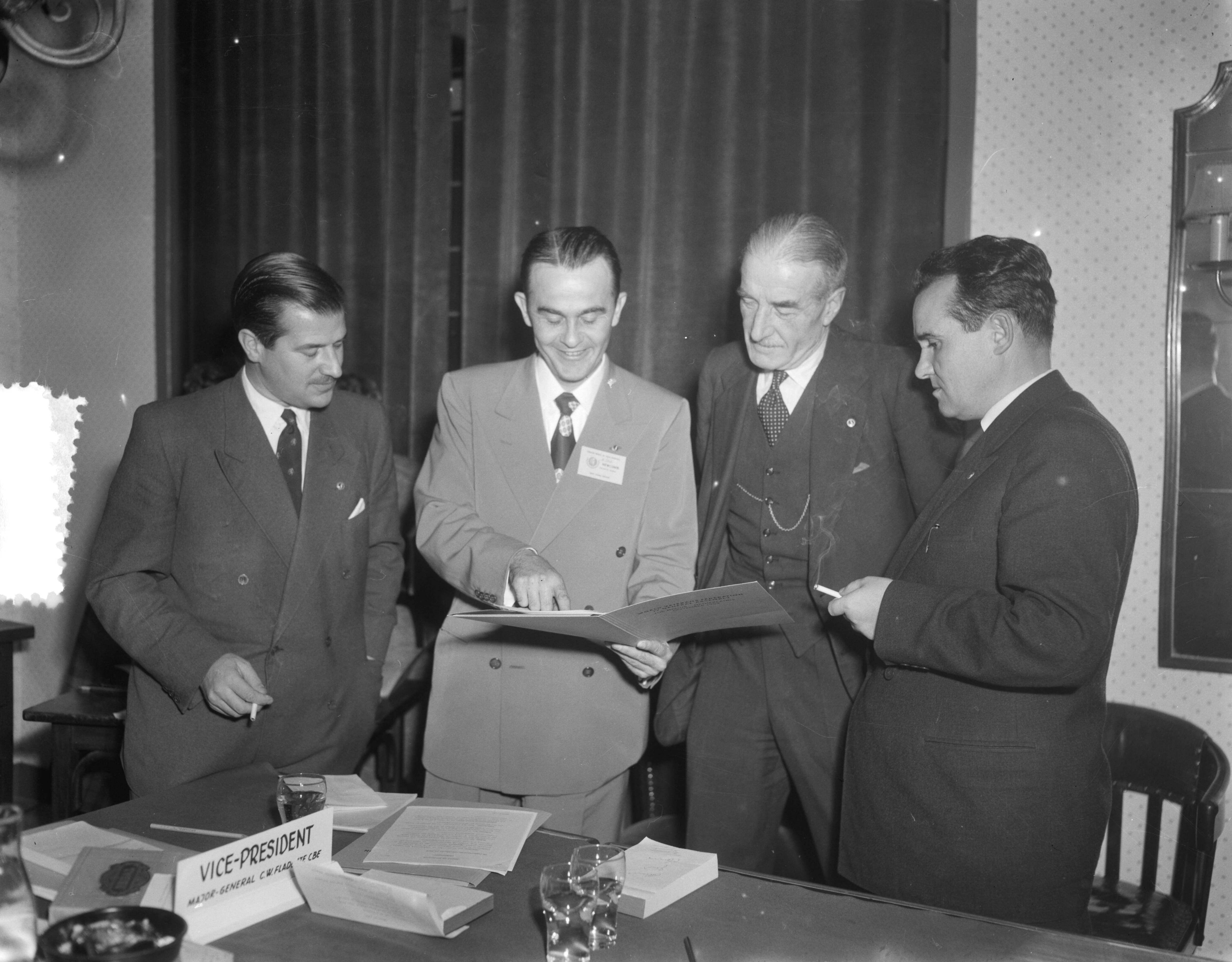 Fotocollectie Anefo — Vergadering Wereldfederatie Oud Strijders in Den Haag — Foto: Duinen, G.W. van / Anefo. Licentie: Set B: Rechtenvrij / Publiek Domein. Bron: Nationaal Archief. http://hdl.handle.net/10648/a9173e3a-d0b4-102d-bcf8-003048976d84