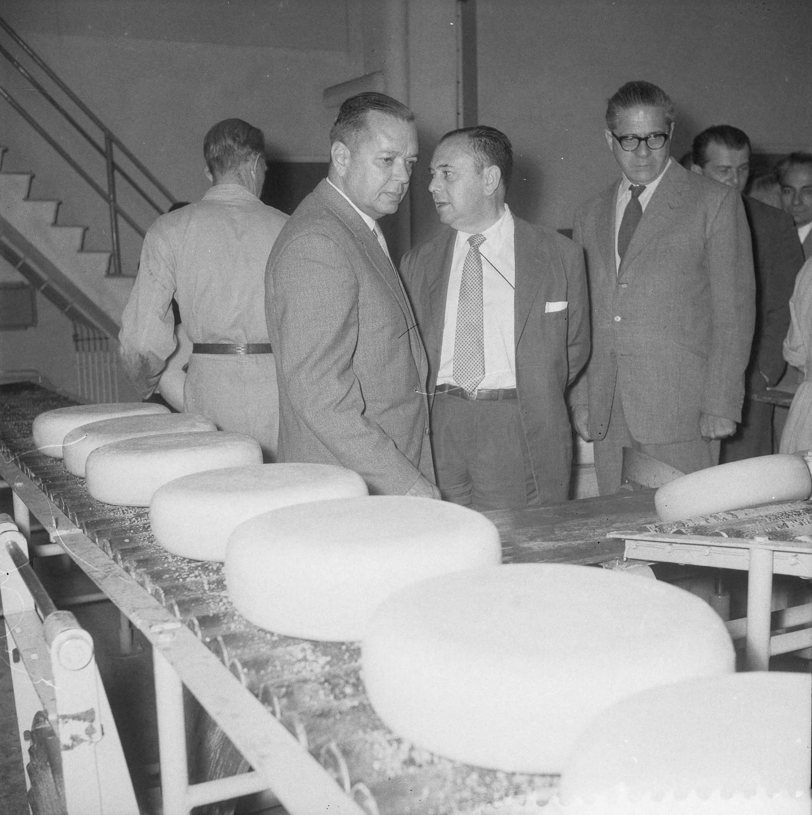Fotocollectie Anefo — Braziliaanse minister van Landbouw in Nederland dr. Mario Meneghetti bezoekt zuivelfabr. De Producent in Gouda — Foto: Koch, Eric / Anefo. Licentie: Set B: Rechtenvrij / Publiek Domein. Bron: Nationaal Archief. http://hdl.handle.net/10648/a9827a38-d0b4-102d-bcf8-003048976d84