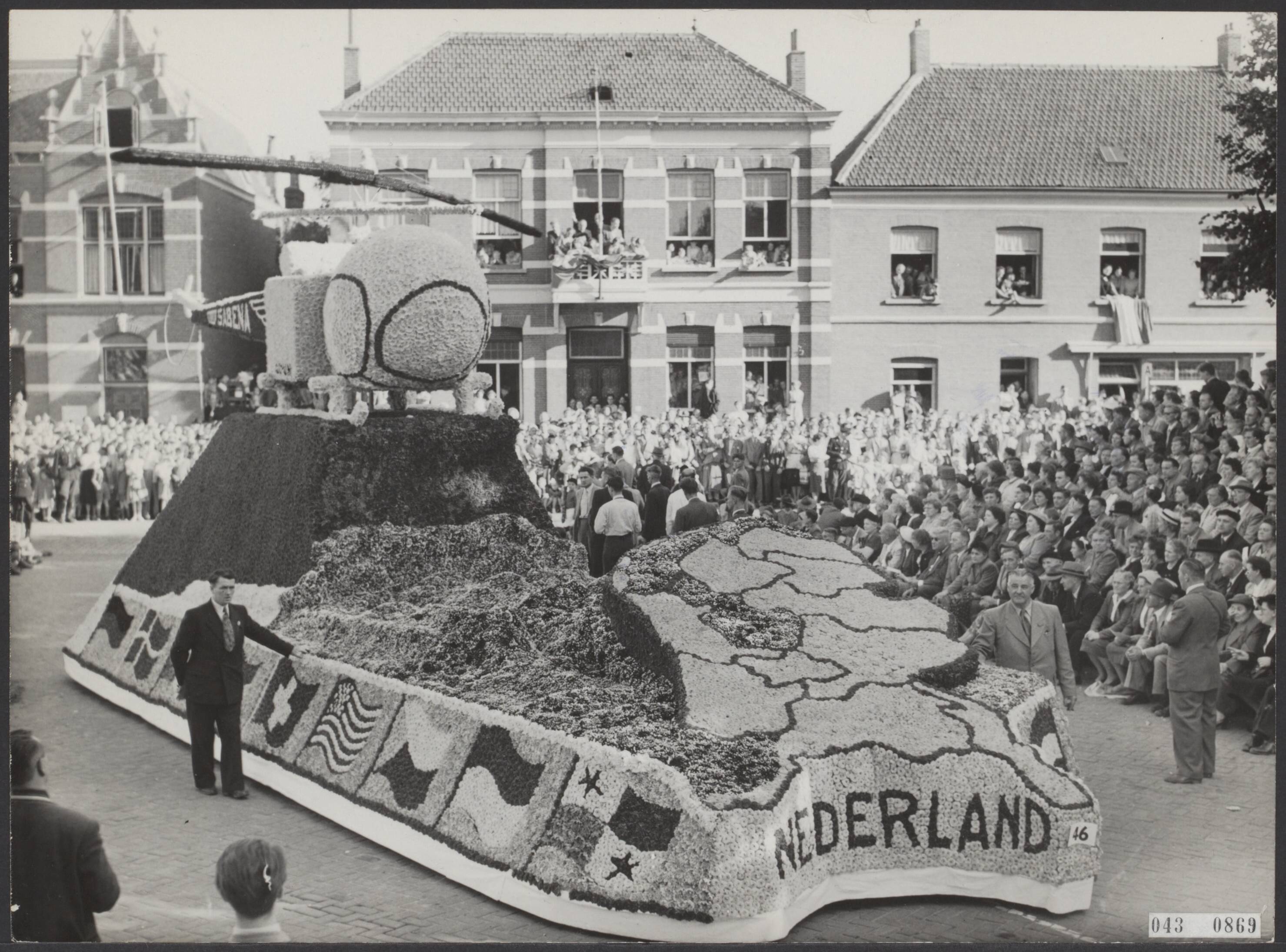 Fotocollectie Elsevier Binnenland — Bloemcorso van Zundert. Een van de wagens stelde Nederland voor in de watersnood — Foto: Fotograaf Onbekend / Anefo. Licentie: Set B: Rechtenvrij / Publiek Domein. Bron: Nationaal Archief. http://hdl.handle.net/10648/adf98228-d0b4-102d-bcf8-003048976d84