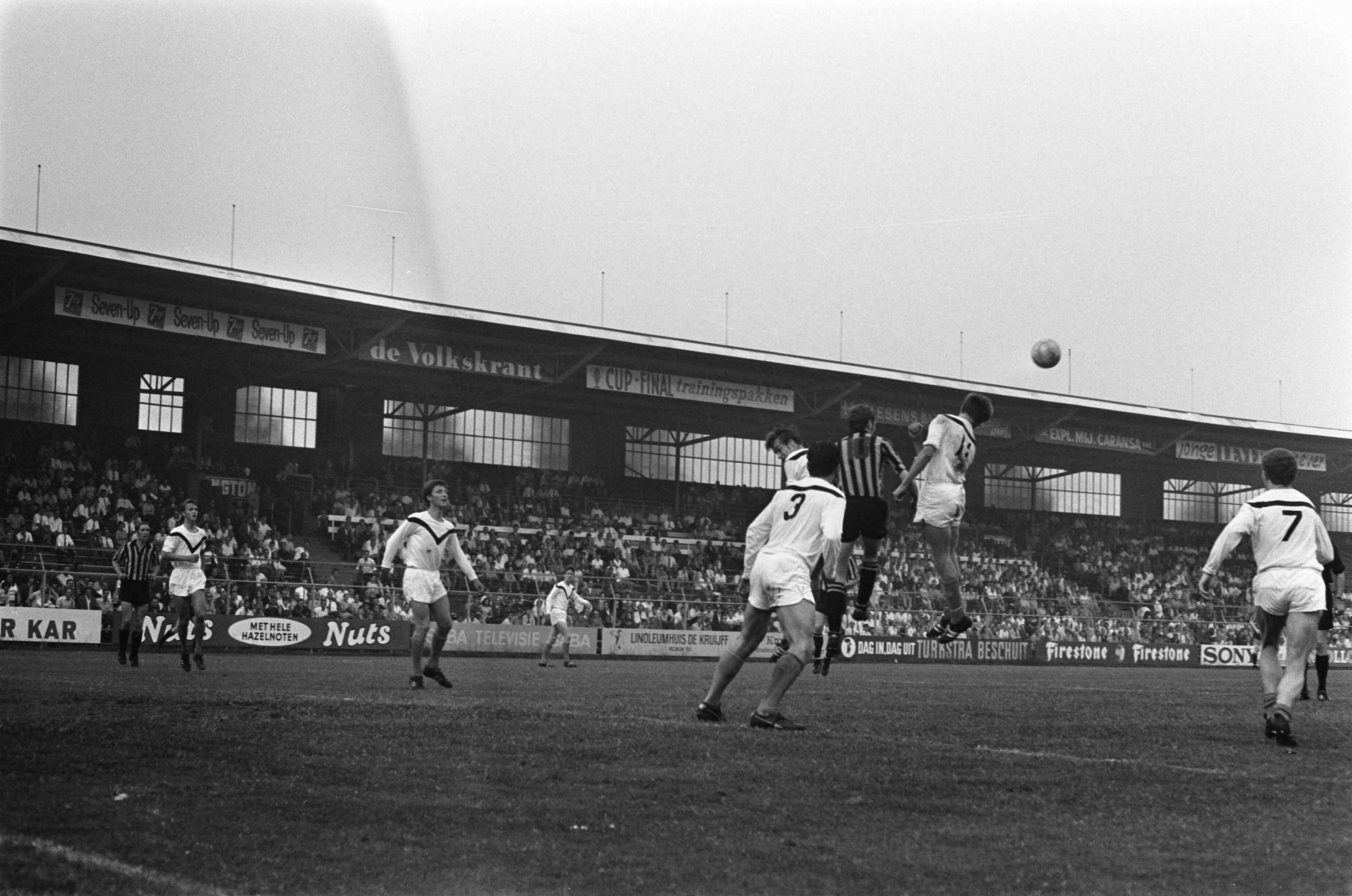 Fotocollectie Anefo — Volendam tegen DOS 1-2 Volendam degradeert, Kluwen enthousiaste DOS spelers — Foto: Verhoeff, Bert / Anefo. Licentie: Set B: Rechtenvrij / Publiek Domein. Bron: Nationaal Archief. http://hdl.handle.net/10648/ab6e80d0-d0b4-102d-bcf8-003048976d84