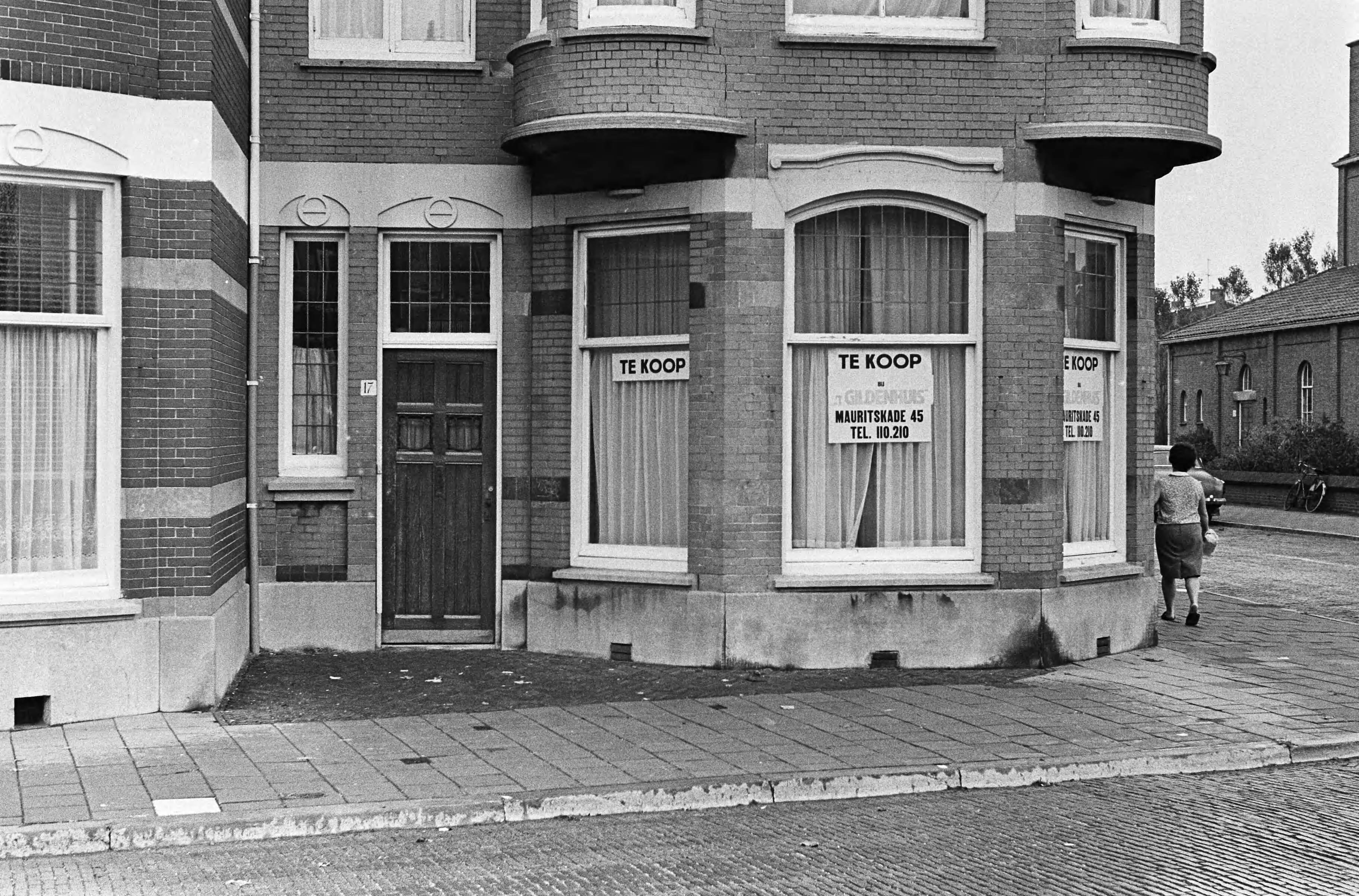 Fotocollectie Anefo — De ambtswoning van de Chinese zaakgelastigde op de Adriaan Goekooplaan te Den Haag door politie bewaakt — Foto: Voets, Jan / Anefo. Licentie: Set B: Rechtenvrij / Publiek Domein. Bron: Nationaal Archief. http://hdl.handle.net/10648/aaf32f2a-d0b4-102d-bcf8-003048976d84
