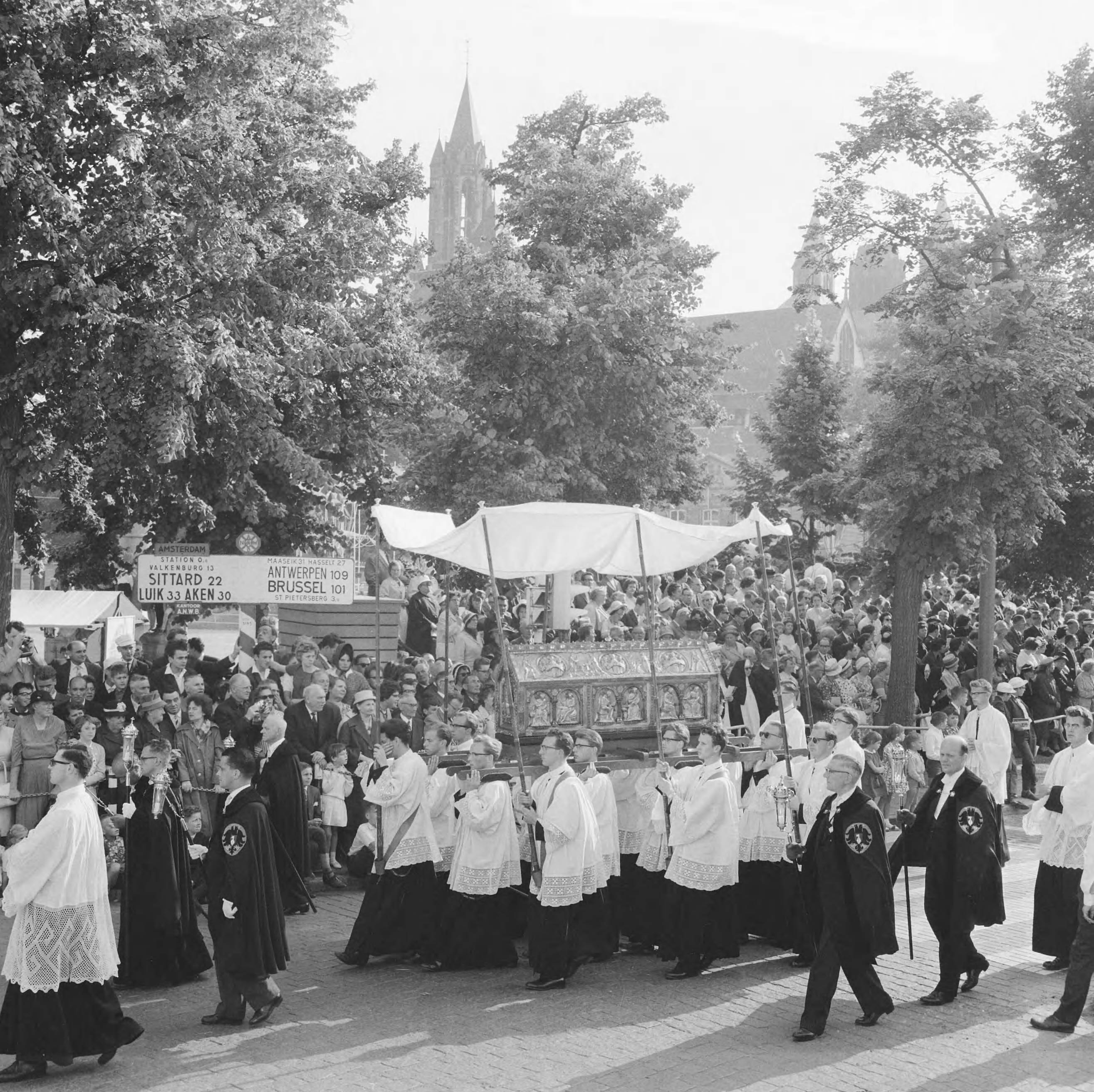 Fotocollectie Anefo — Heiligdomsvaart in Maastricht. Processie, Noodkist van St. Servaas wordt meegedragen — Foto: Koch, Eric / Anefo. Licentie: Set B: Rechtenvrij / Publiek Domein. Bron: Nationaal Archief. http://hdl.handle.net/10648/aa0fbf74-d0b4-102d-bcf8-003048976d84