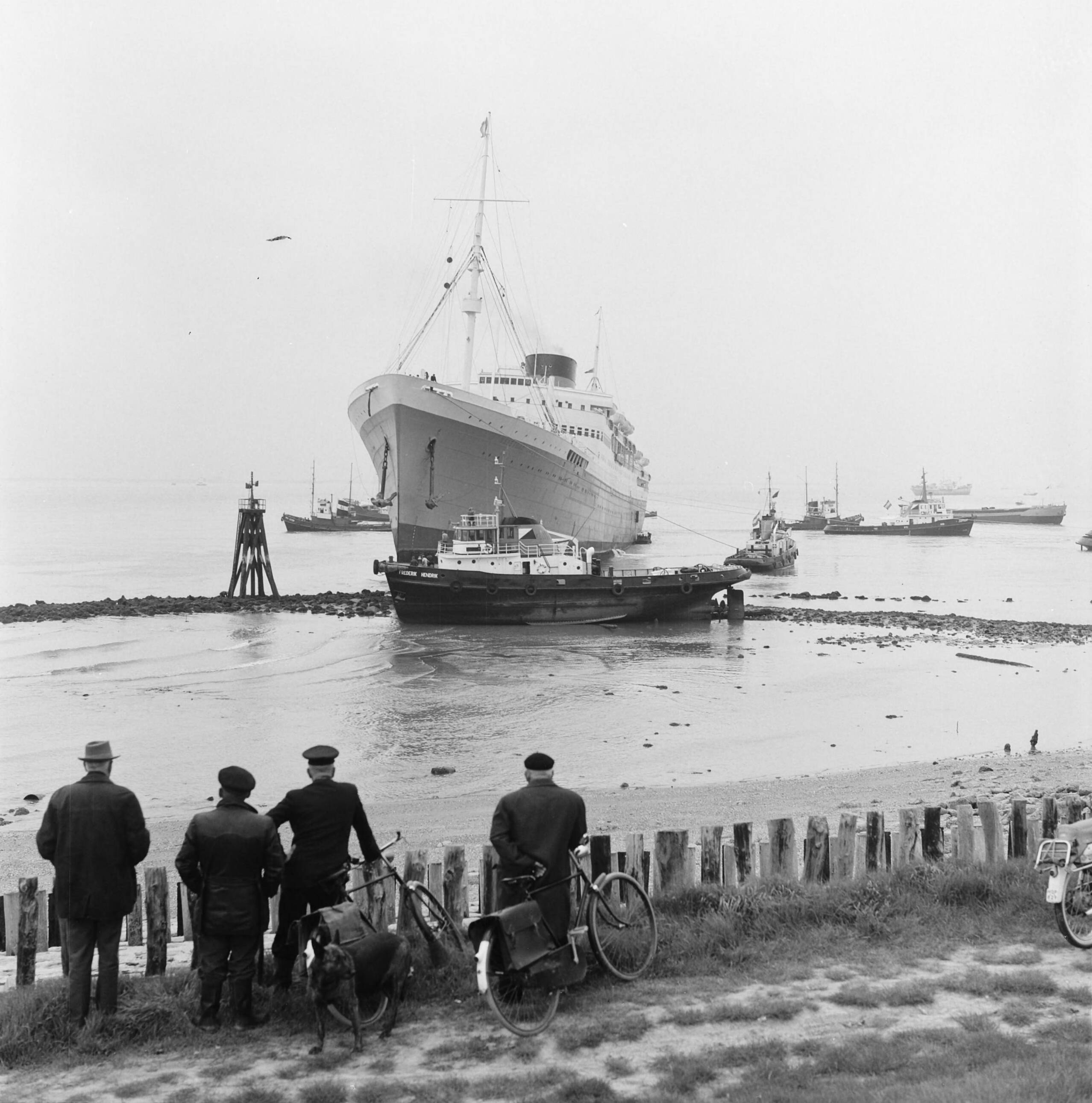Fotocollectie Anefo — Passagierschip Cape Town Castle , aan de grond gelopen in havenmond Vlissingse haven — Foto: Slagboom, Anton / Anefo. Licentie: Set B: Rechtenvrij / Publiek Domein. Bron: Nationaal Archief. http://hdl.handle.net/10648/aae929b2-d0b4-102d-bcf8-003048976d84