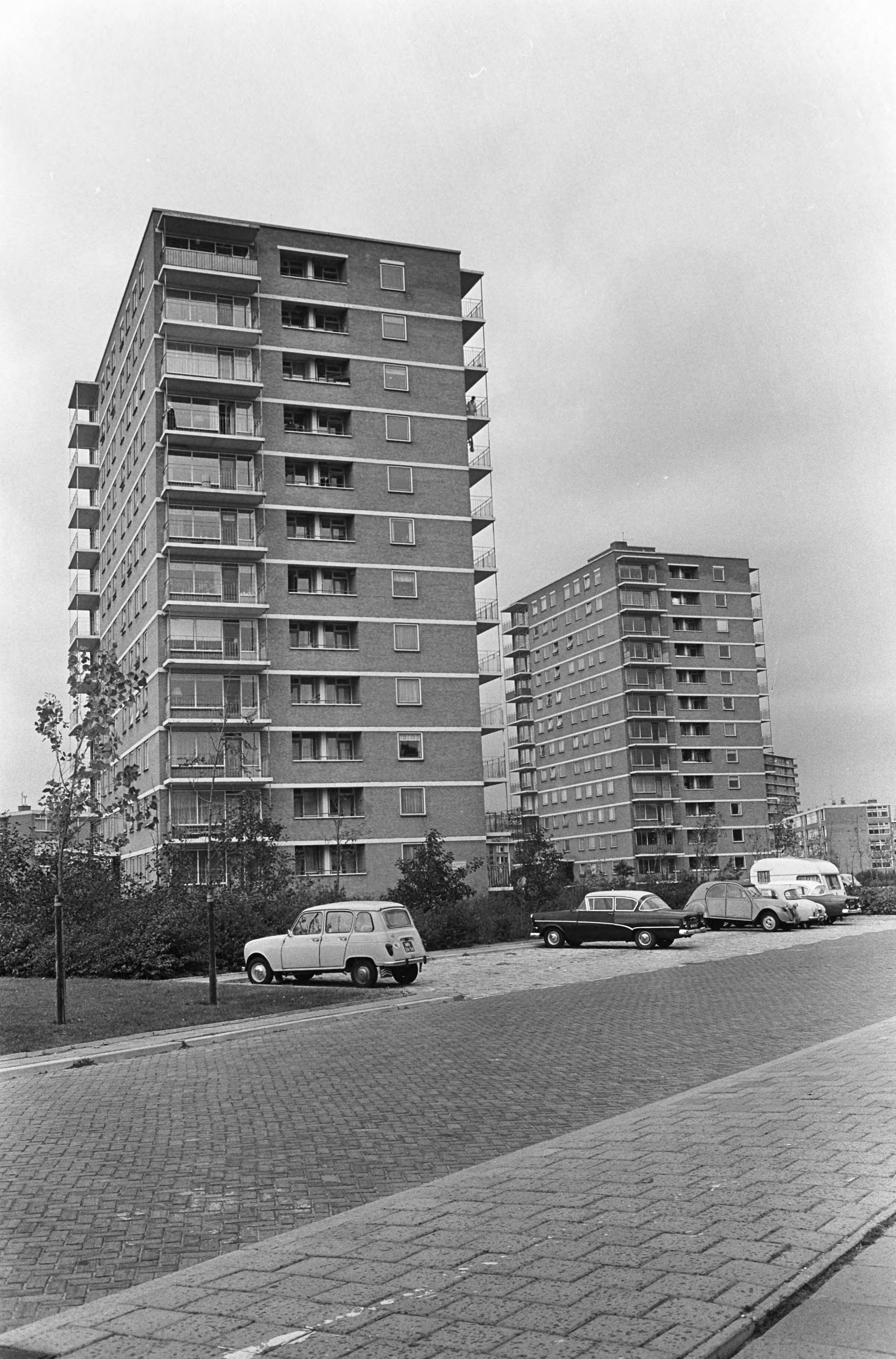 Nieuwe woonwijken in Den Haag — Den Haag|Zuid-Holland|nieuwbouw |woonwijken |flatgebouwen — Foto: Fotograaf Onbekend / Anefo. Licentie: Set B: Rechtenvrij / Publiek Domein. Bron: Nationaal Archief. http://hdl.handle.net/10648/ab02a950-d0b4-102d-bcf8-003048976d84