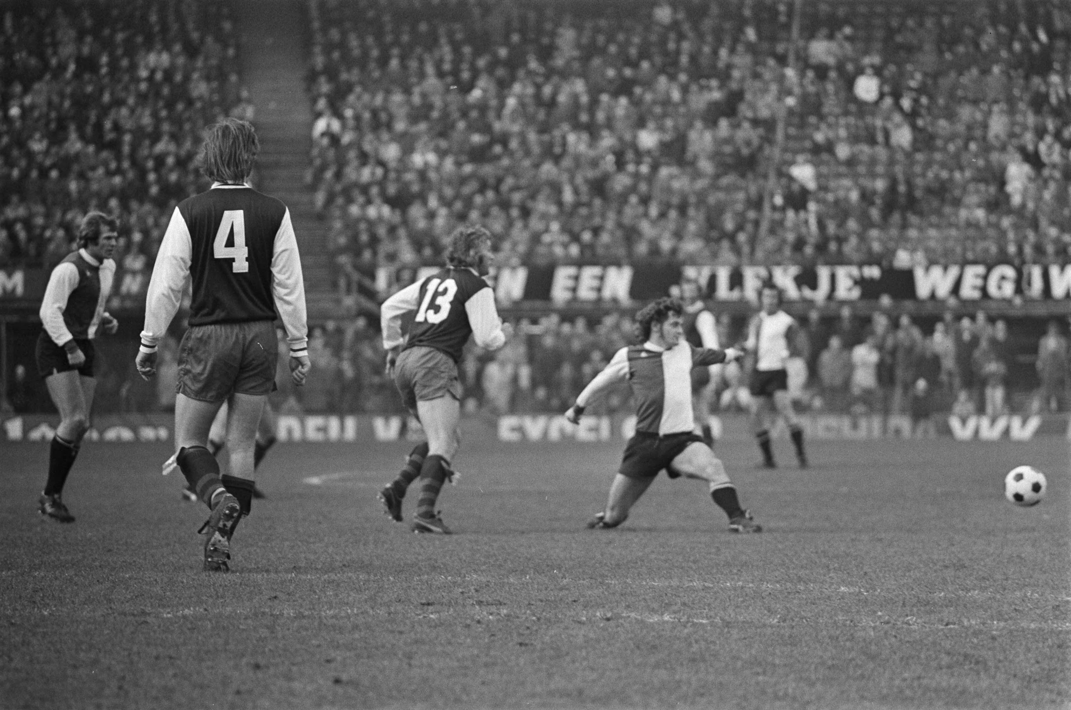 Fotocollectie Anefo — Feyenoord tegen Haarlem 4-0, spelmomenten — Foto: Peters, Hans / Anefo. Licentie: Set B: Rechtenvrij / Publiek Domein. Bron: Nationaal Archief. http://hdl.handle.net/10648/ac61c79a-d0b4-102d-bcf8-003048976d84