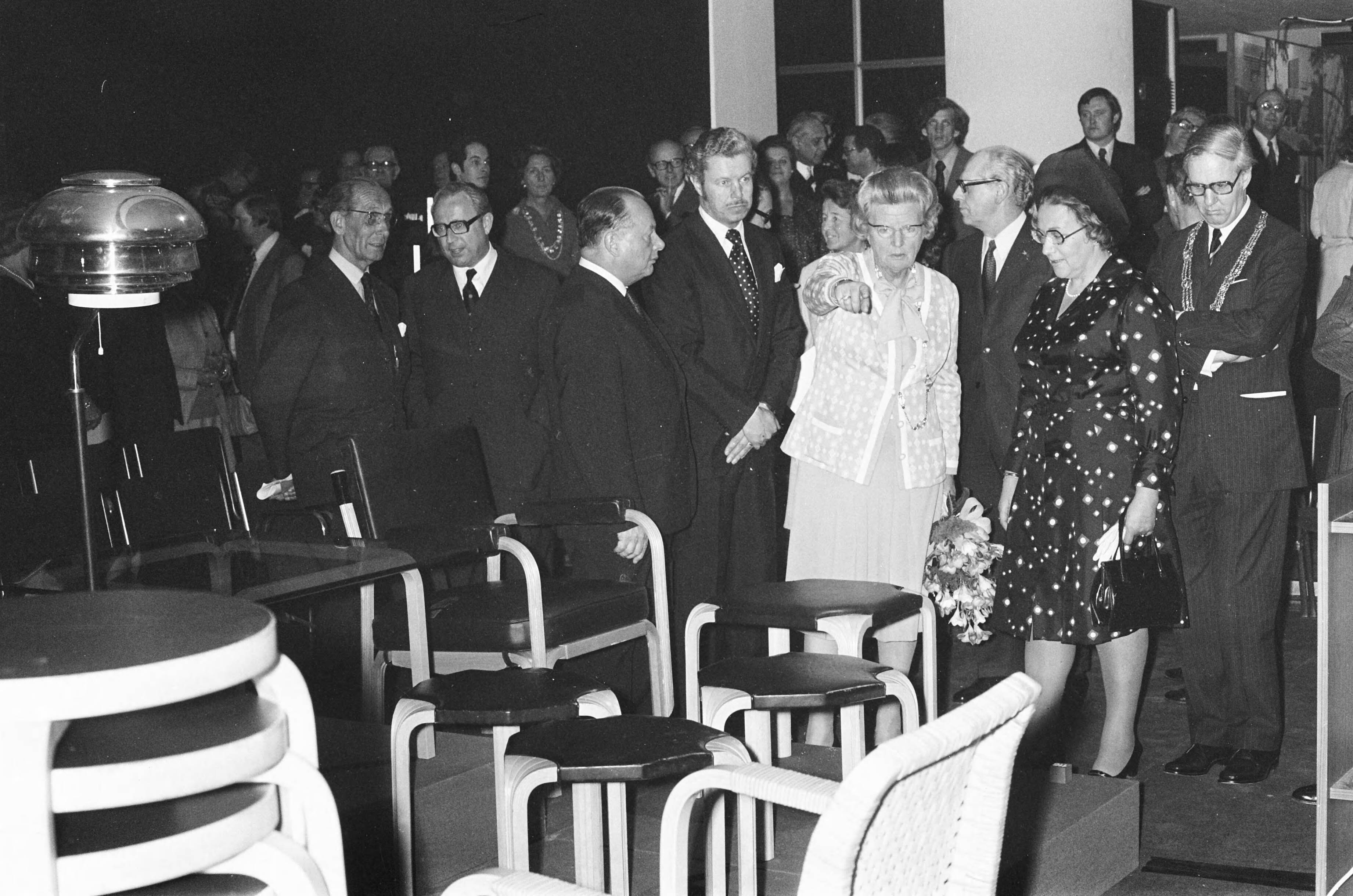 Opening door koningin Juliana van een tentoonstelling over Finse architectuur in het Congresgebouw in Den Haag — Nederlands Congres Centrum|Den Haag|Zuid-Holland|koninginnen |tentoonstellingen |openingen|Juliana, koningin — Foto: Peters, Hans / Anefo. Licentie: Set B: Rechtenvrij / Publiek Domein. Bron: Nationaal Archief. http://hdl.handle.net/10648/ac674526-d0b4-102d-bcf8-003048976d84