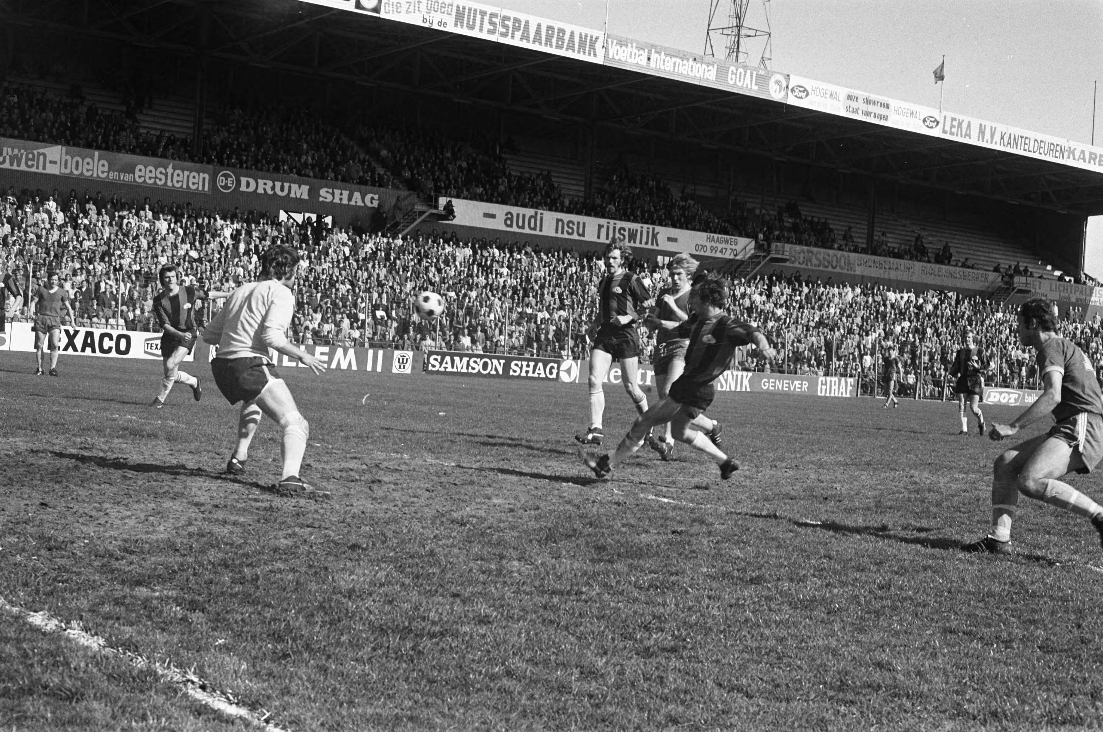 Fotocollectie Anefo — Den Haag tegen DWS 0-2; spelmoment — Foto: Verhoeff, Bert / Anefo. Licentie: Set B: Rechtenvrij / Publiek Domein. Bron: Nationaal Archief. http://hdl.handle.net/10648/abe644d0-d0b4-102d-bcf8-003048976d84
