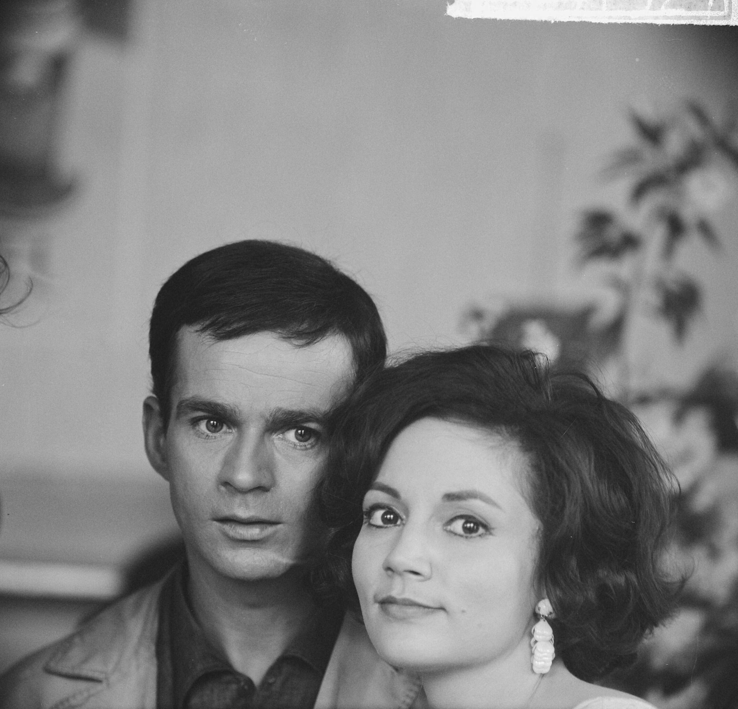 Fotocollectie Anefo — Nederlandse speelfilm "De Vergeten Medeminnaar" (regie: Giovanni Korporaal). Eerste opname in Aerdenhout. Thérèse Steinmetz en Henk van Ulsen — Foto: Nijs, Jac. de / Anefo. Licentie: Set B: Rechtenvrij / Publiek Domein. Bron: Nationaal Archief. http://hdl.handle.net/10648/aa3674d4-d0b4-102d-bcf8-003048976d84