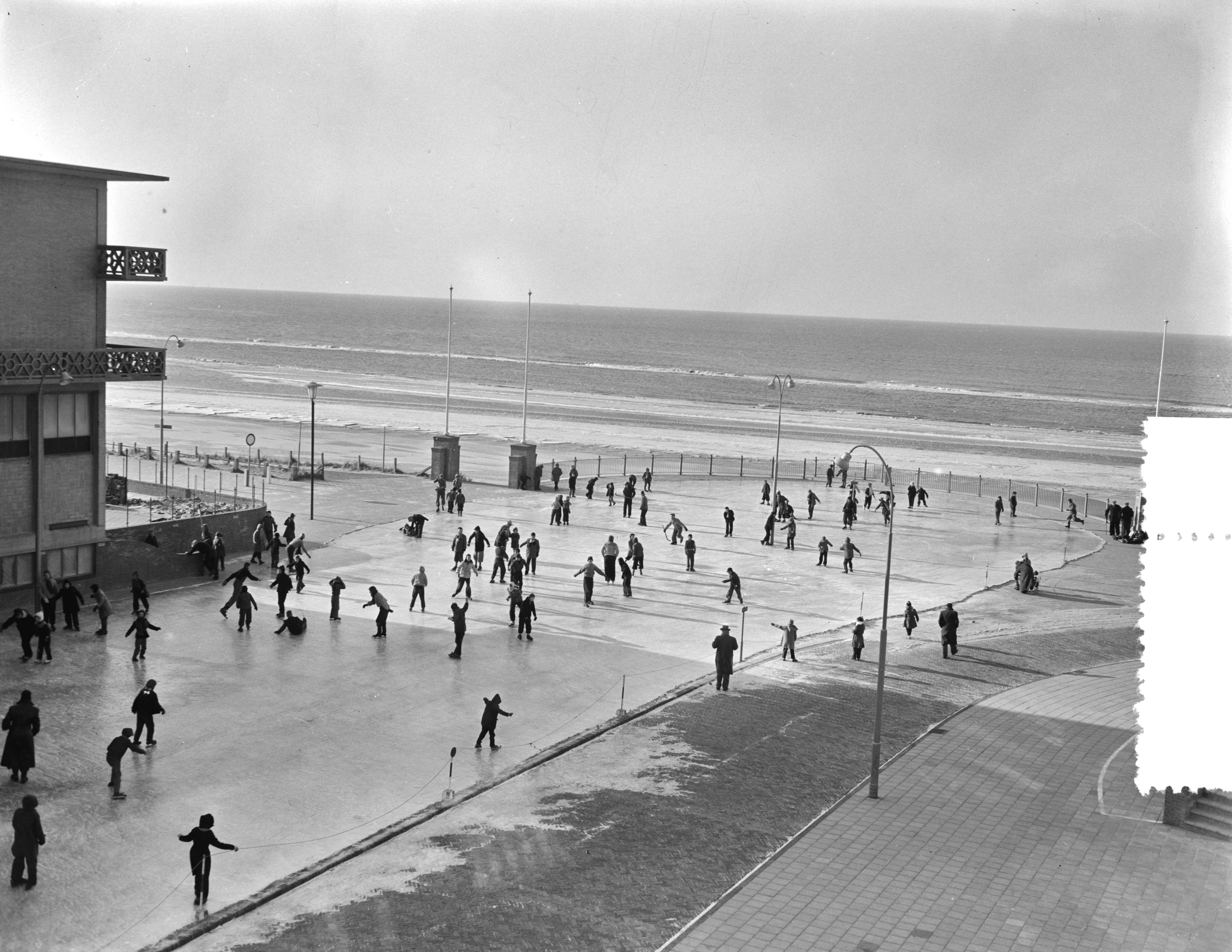 Fotocollectie Anefo — IJspret in Zandvoort. De rotonde met ijs — Foto: Pot, Harry / Anefo. Licentie: Set B: Rechtenvrij / Publiek Domein. Bron: Nationaal Archief. http://hdl.handle.net/10648/a9426e34-d0b4-102d-bcf8-003048976d84